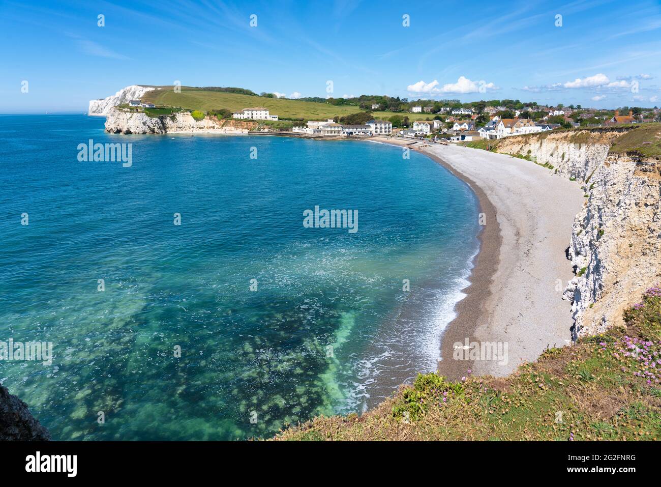 Freshwater Bay von Kreidefelsen auf Afton Down auf der Isle of Wight in Hampshire, Großbritannien Stockfoto