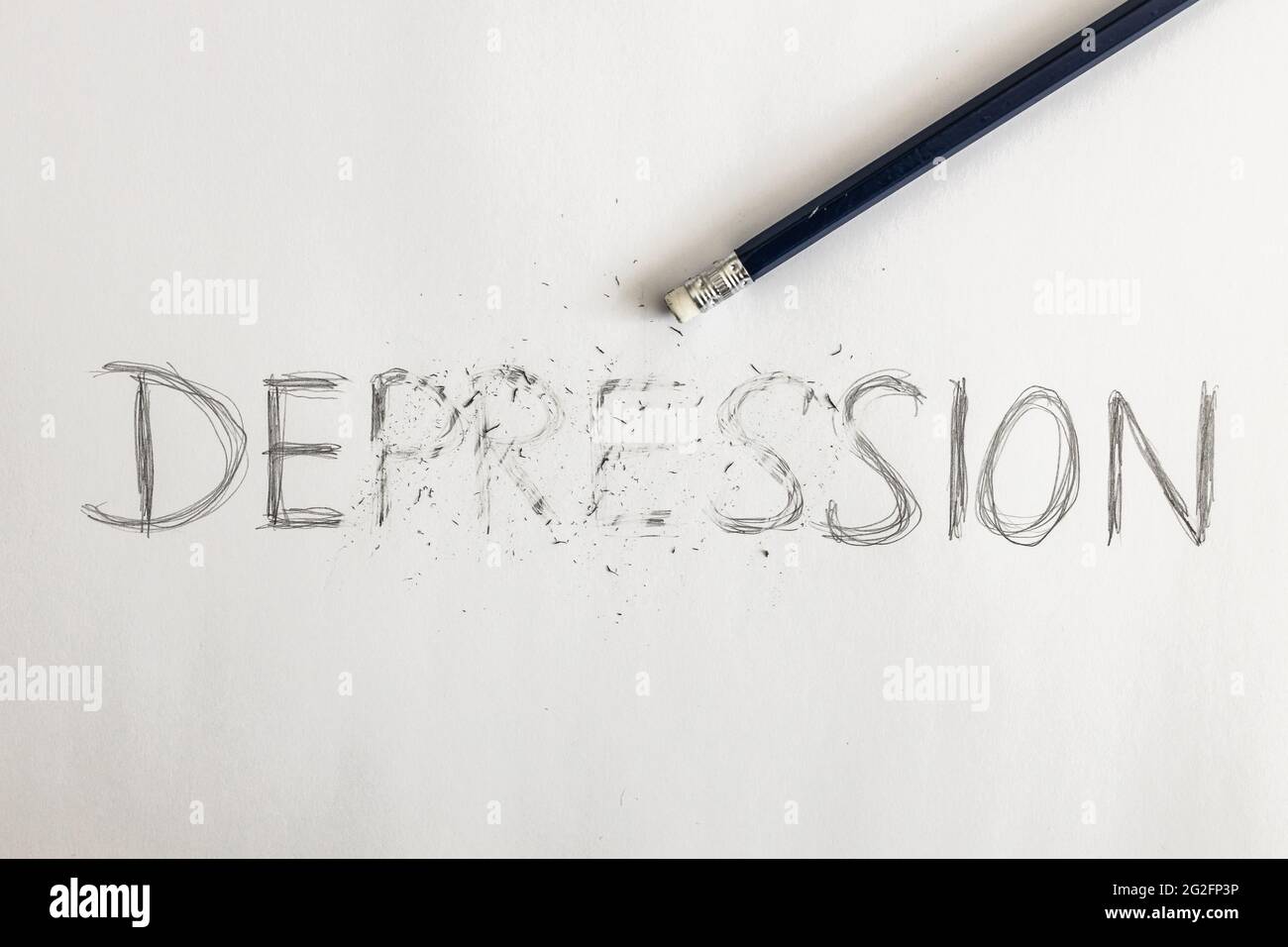 Depression löschen. Depression auf weißem Papier mit einem Bleistift geschrieben, mit einem Radierer gelöscht. Symbolisch für die Überwindung von Depressionen oder die Behandlung von Depressionen. Stockfoto