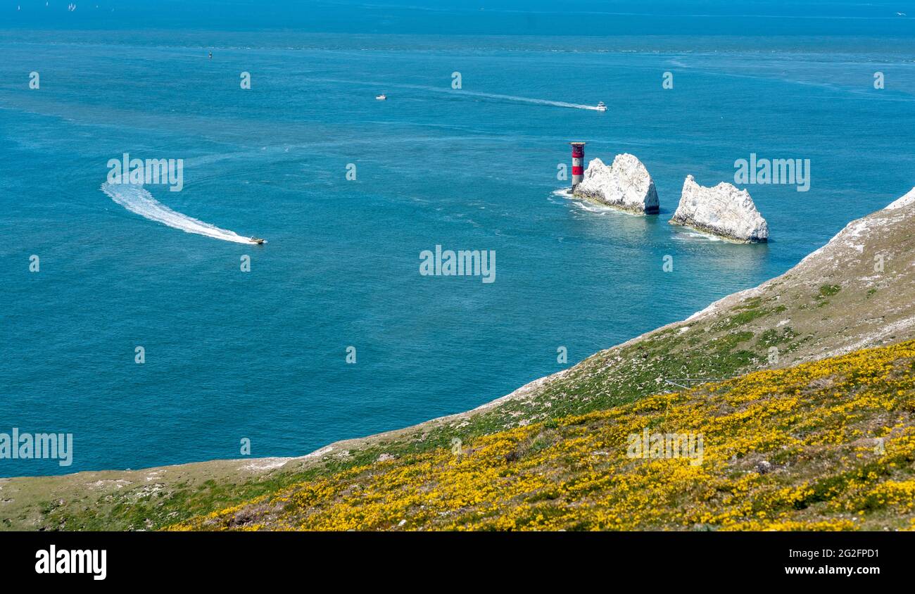 Die Needles-Kreidestapel und der Needles-Leuchtturm bewachen den Solent am westlichen Punkt der Isle of Wight UK Stockfoto