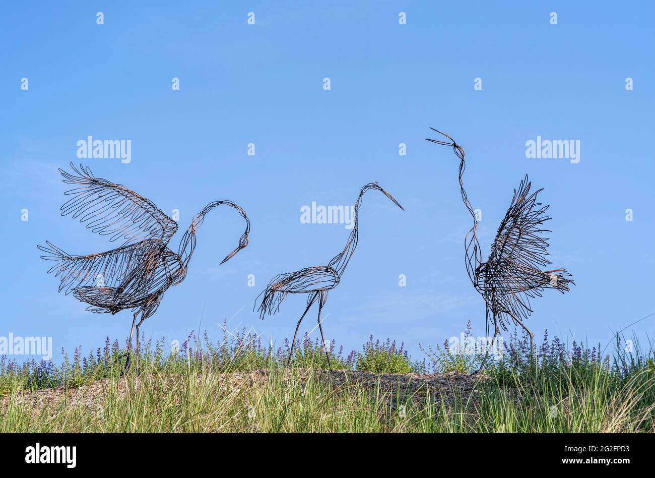 Metallskulptur, Dancing Sand Hill Cranes, von Jim Dehne auf der öffentlichen Ausstellung von Mariners Trail am Lake Michigan, Two Rivers, Wisconsin, vom Strand aus gesehen Stockfoto