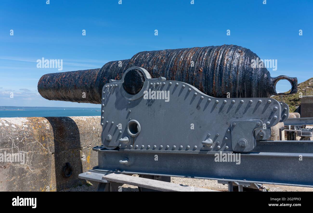 Schweres Artillerieselgewehr auf dem Paradeplatz der Old Battery mit Blick auf die Needles auf der Isle of Wight Hampshire UK Stockfoto