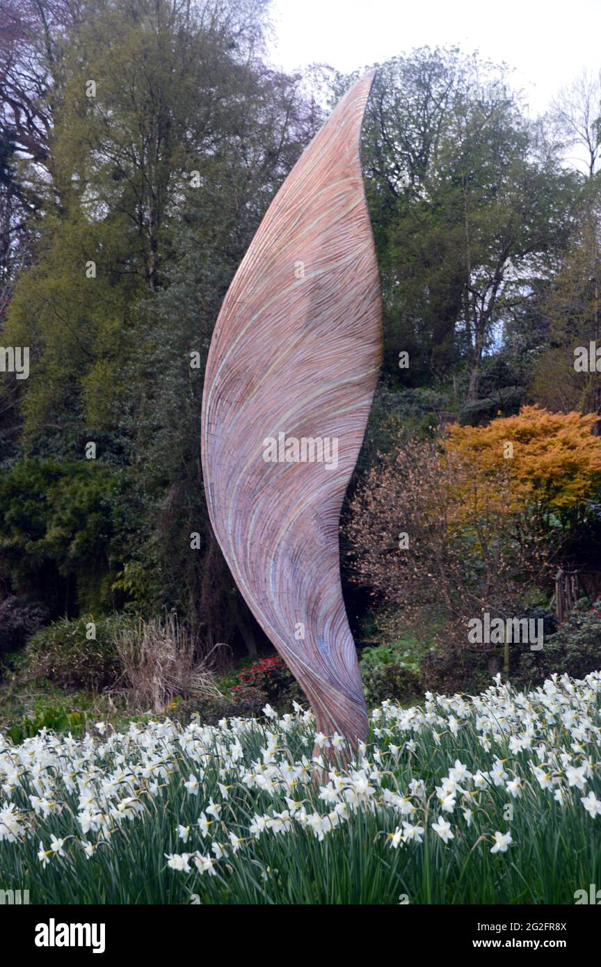 Holzskulptur mit Sycamorensamen (samara/Key) im Himalayan Garden & Sculpture Park, Grewelthorpe, Ripon, North Yorkshire, England, VEREINIGTES KÖNIGREICH. Stockfoto