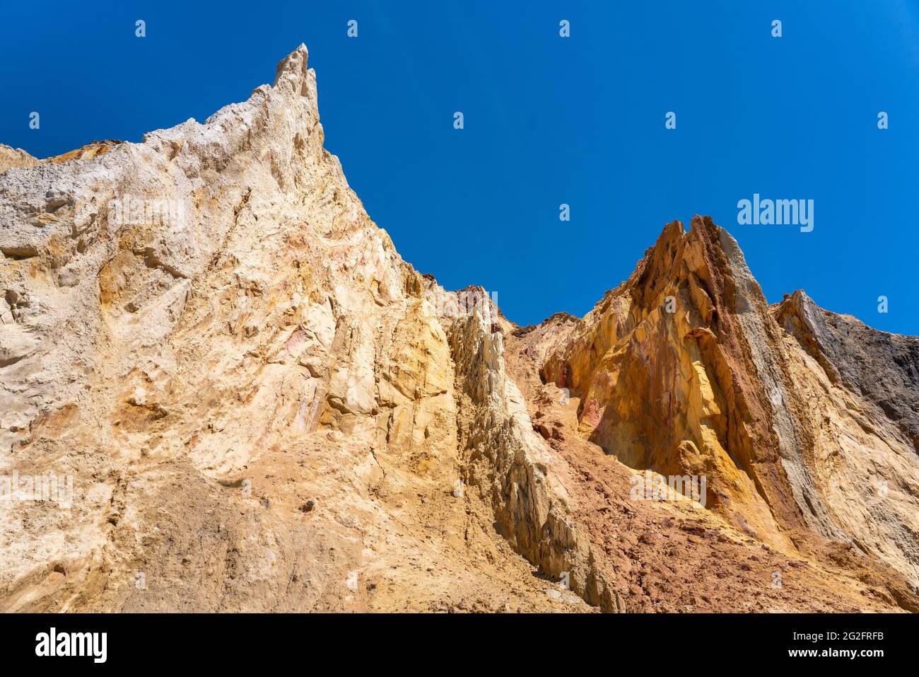 Farbenfrohe Klippen an der Alum Bay auf der Isle of Wight UK, bestehend aus vertikalen Betten aus weichen Eozän-Sandsteinen Stockfoto
