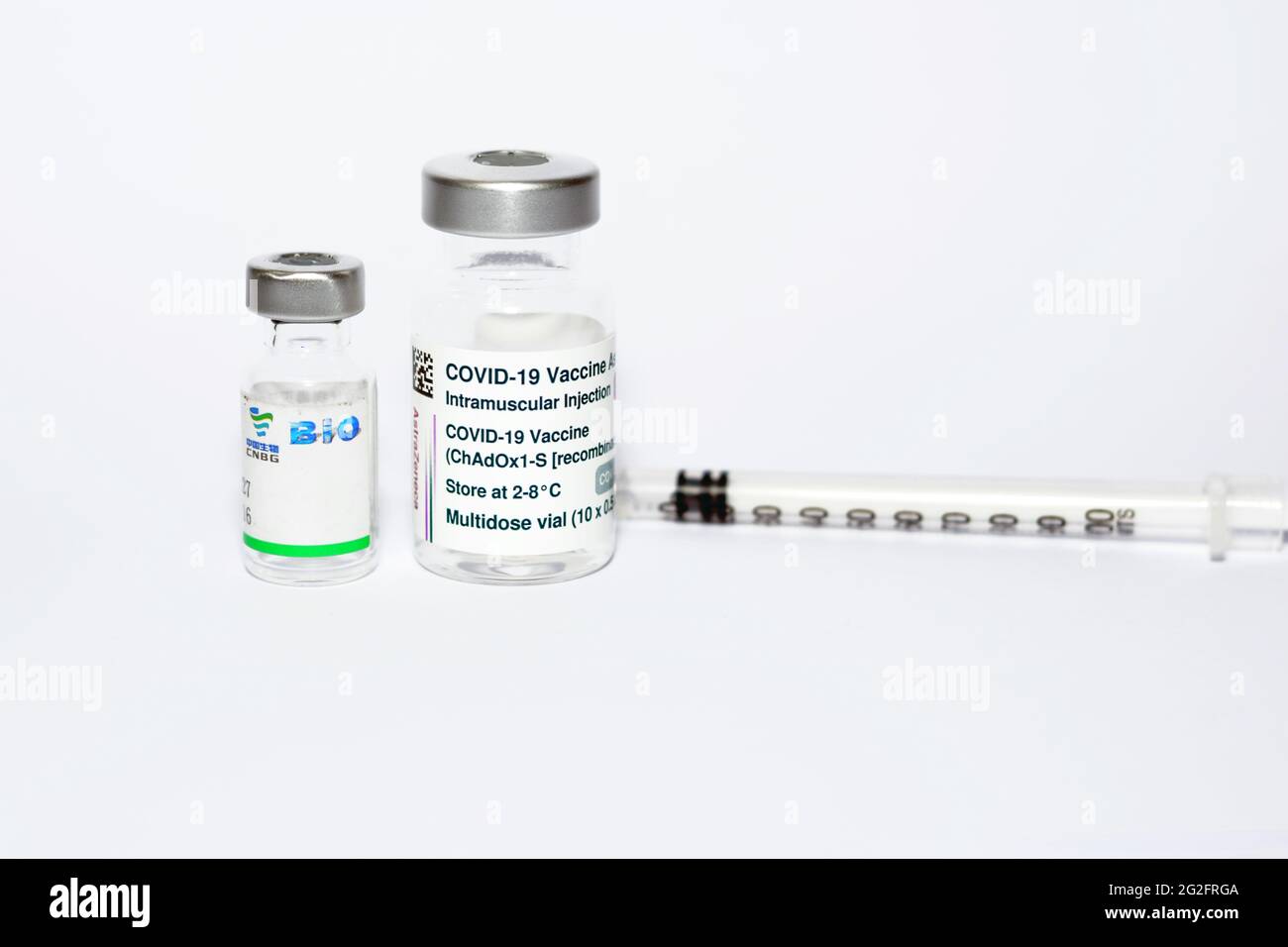 Covid-19 AstraZeneca-Impfstofffläschchen mit einer Dosis von Sinopharm COVID-19-Impfstoffflaschen, zwei international verwendete Impfstoffe Stockfoto
