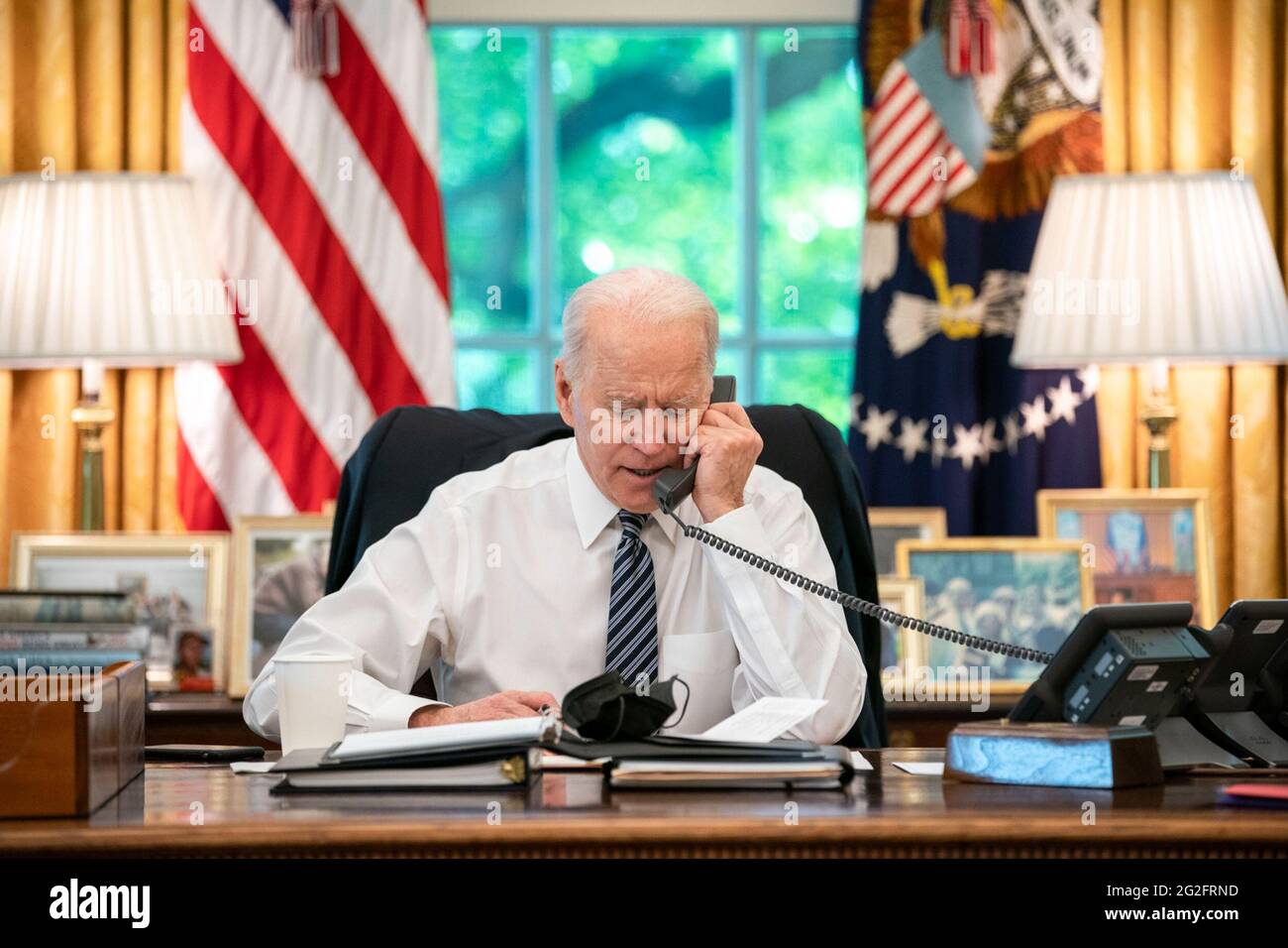 Präsident Joe Biden telefoniert am Mittwoch, den 12. Mai 2021, mit dem israelischen Premierminister Benjamin Netanjahu im Oval Office des Weißen Hauses. (Offizielles Foto des Weißen Hauses von Adam Schultz via Credit: SIPA USA/Alamy Live News Stockfoto