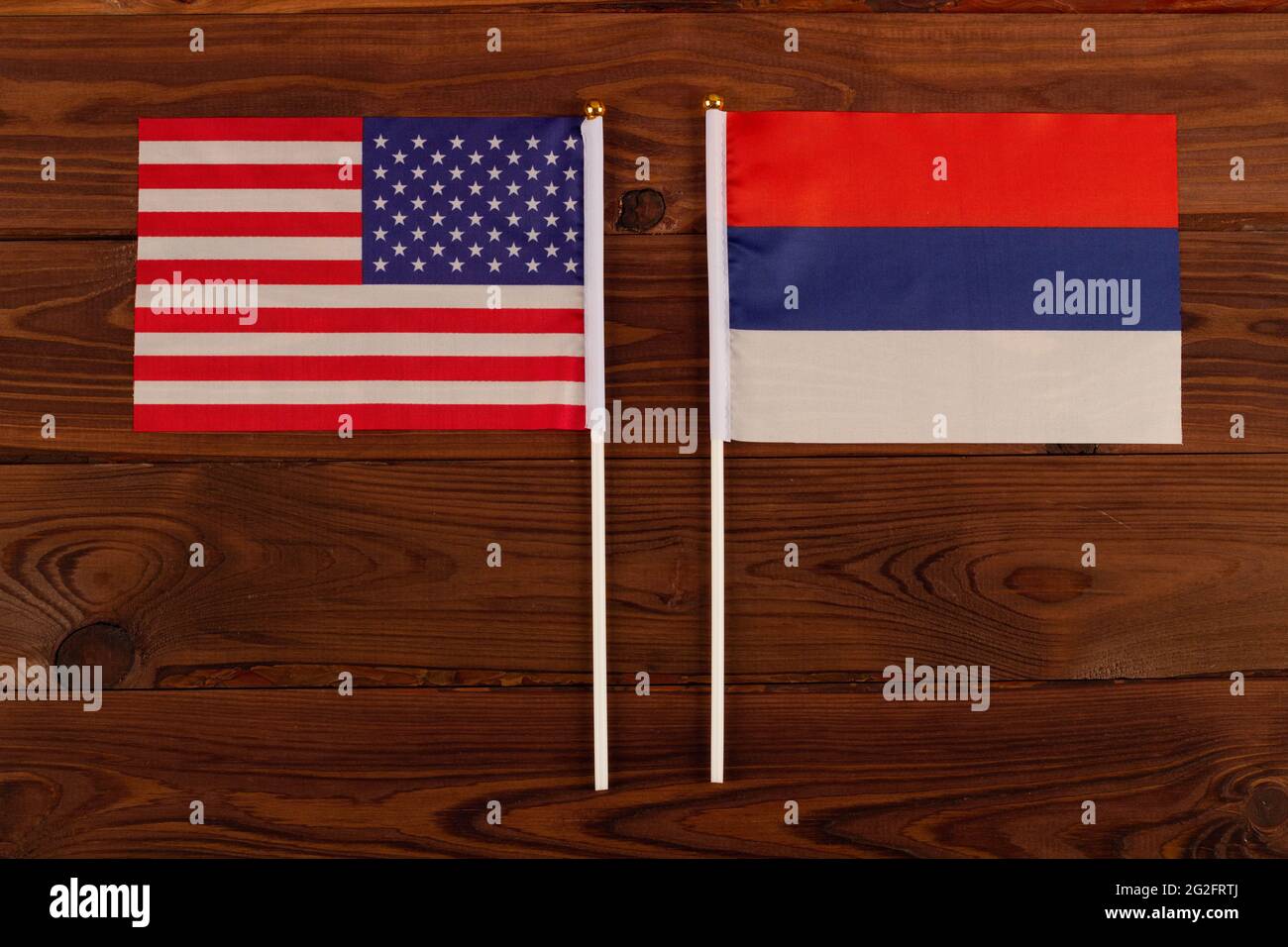 Die Flaggen der USA und Russlands zeigen in verschiedene Richtungen. USA vs. Russland. Treffen der Präsidenten der Vereinigten Staaten und Russlands. Stockfoto