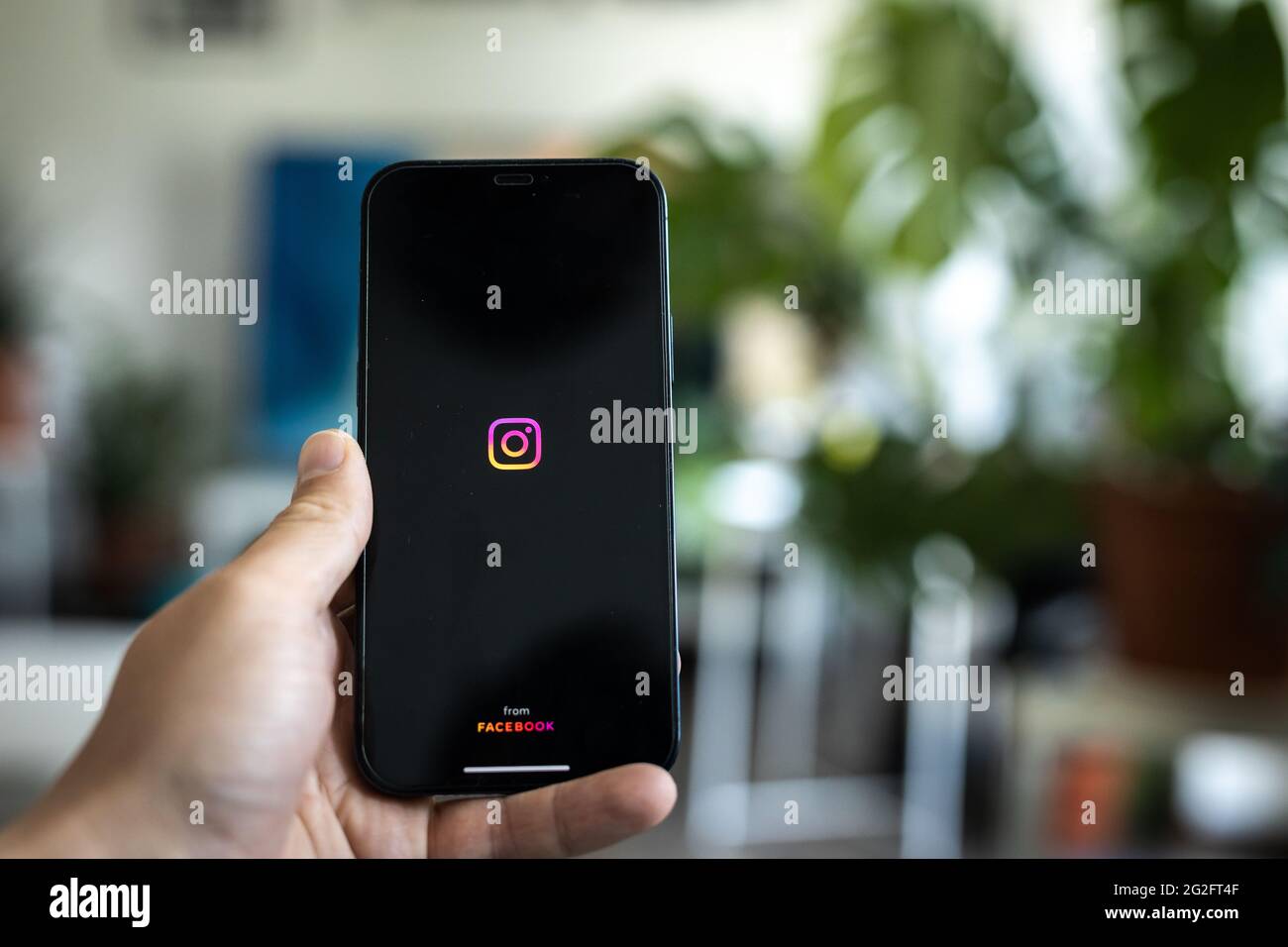 Instagram App öffnen, wie auf einem Handy-Bildschirm gesehen Stockfoto