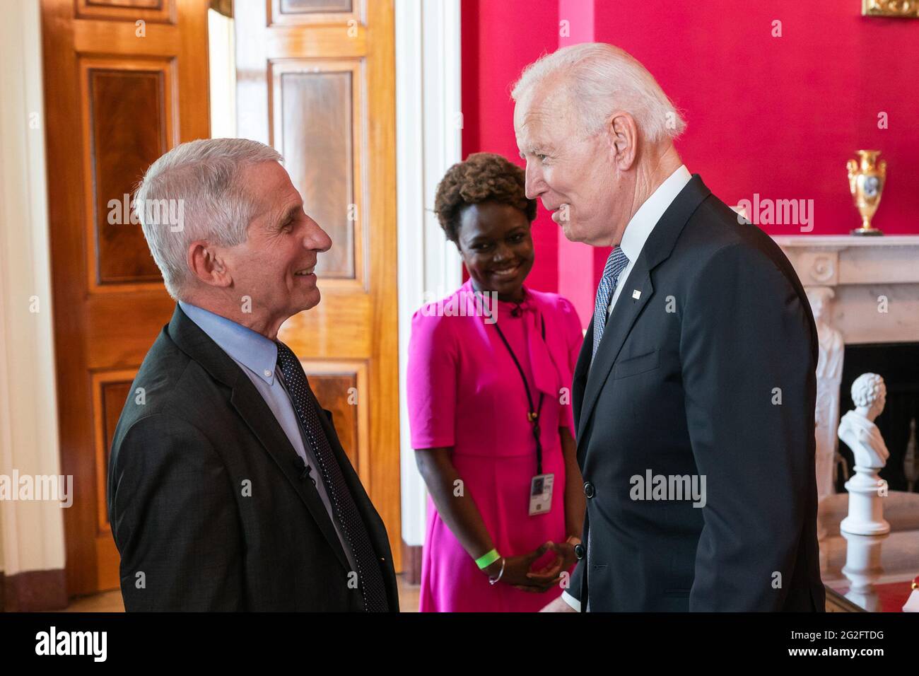 Präsident Joe Biden nimmt am Montag, den 17. Mai 2021, im Roten Raum des Weißen Hauses an einem Q&A-Rathaus Teil. (Offizielles White House Photo von Adam Schultz via Sipa USA) Bitte beachten Sie: Die von der Agentur in Rechnung gestellt Gebühren gelten nur für die Dienstleistungen der Agentur und vermitteln dem Benutzer weder das Eigentum an dem Copyright oder der Lizenz am Material noch sind sie dazu bestimmt. Die Agentur erhebt keinen Anspruch auf Eigentumsrechte, einschließlich, aber nicht beschränkt auf das Urheberrecht oder die Lizenz im angehängten Material. Durch die Veröffentlichung dieses Materials erklären Sie sich ausdrücklich damit einverstanden, die Agentur und ihre Direktoren, Aktionäre und Mitarbeiter freizustellen und zu halten Stockfoto