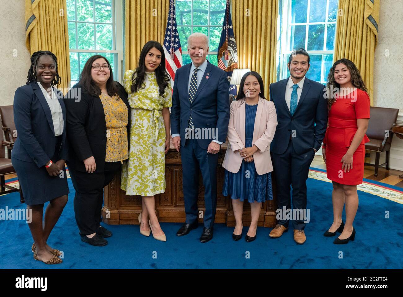 Präsident Joe Biden posiert während eines Treffens mit DACA-Empfängern (Deferred Action for Childhood Arrivals) für ein Foto, um am Freitag, den 14. Mai 2021, im Oval Office des Weißen Hauses über den amerikanischen Dream and Promise Act zu sprechen. (Offizielles White House Adam Schultz via Sipa USA) Bitte beachten Sie: Die von der Agentur in Rechnung gestellt Gebühren gelten nur für die Dienstleistungen der Agentur und sind nicht dazu bestimmt, dem Benutzer das Eigentum an Copyright oder Lizenz an dem Material zu vermitteln. Die Agentur erhebt keinen Anspruch auf Eigentumsrechte, einschließlich, aber nicht beschränkt auf das Urheberrecht oder die Lizenz im angehängten Material. Durch die Veröffentlichung dieses m Stockfoto