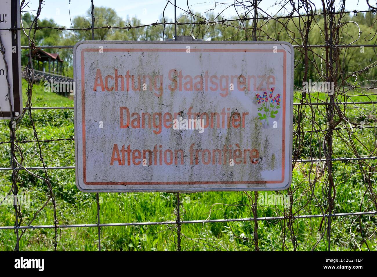 Österreich, Vorstand für Staatsgrenze an der wiederaufgebauten historischen Brücke von Andau, wo die Flüchtlinge aus Ungarn 1956 vor den Ungarn nach Österreich flohen Stockfoto