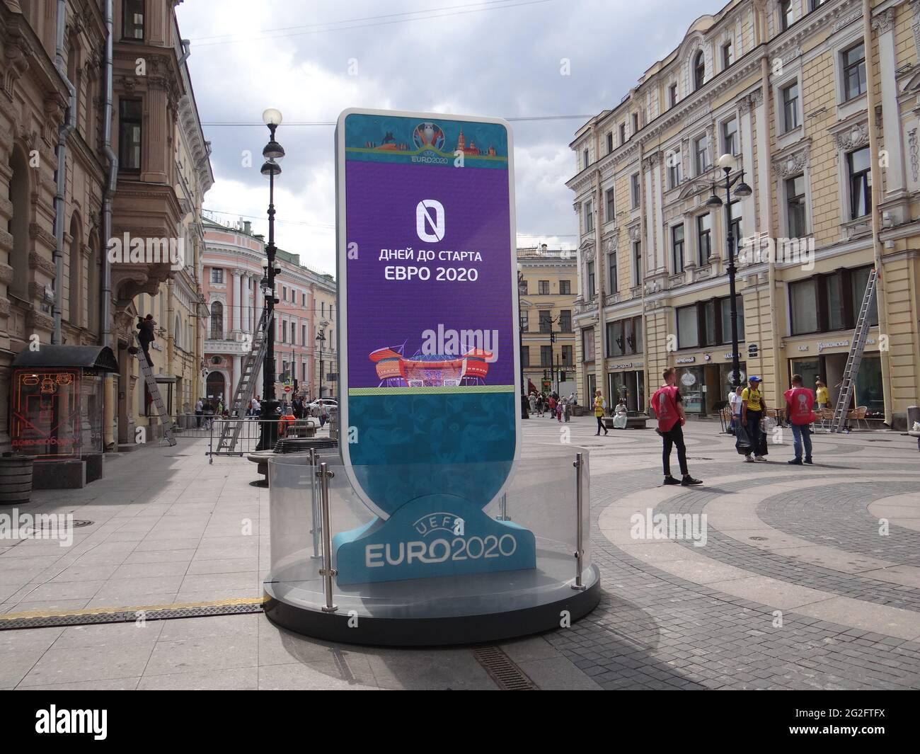 Für die Fußball-Europameisterschaft UEFA Euro 2020 in St. Petersburg, Russland, werden Fanzonen eingerichtet Stockfoto