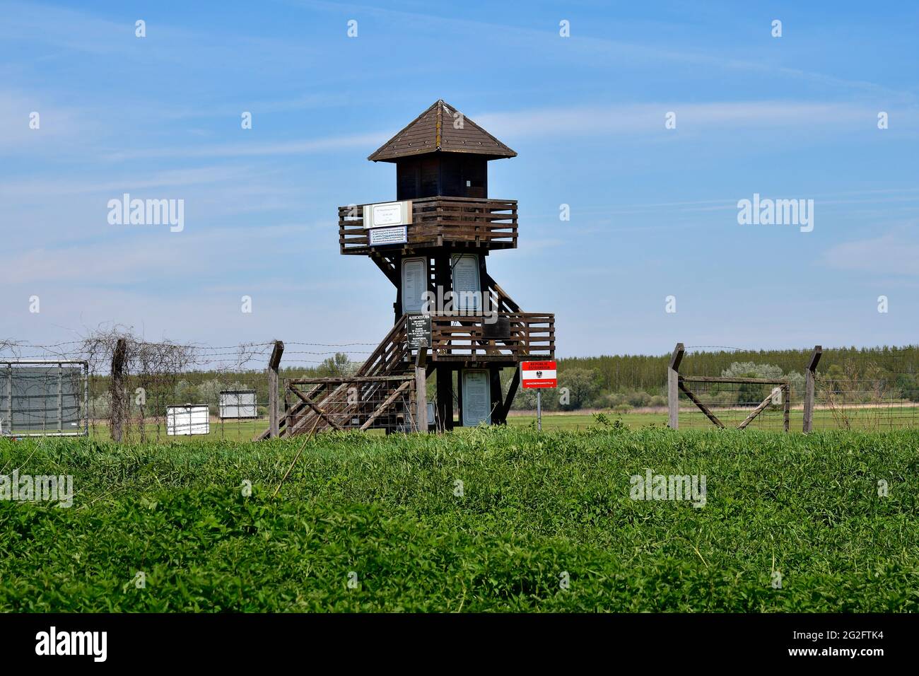 Andau, Österreich - 04. Mai 2021: Aussichtsturm am Grenzübergang mit Resten des Stacheldrahtzauens namens Eiserner Vorhang entlang der Aust Stockfoto