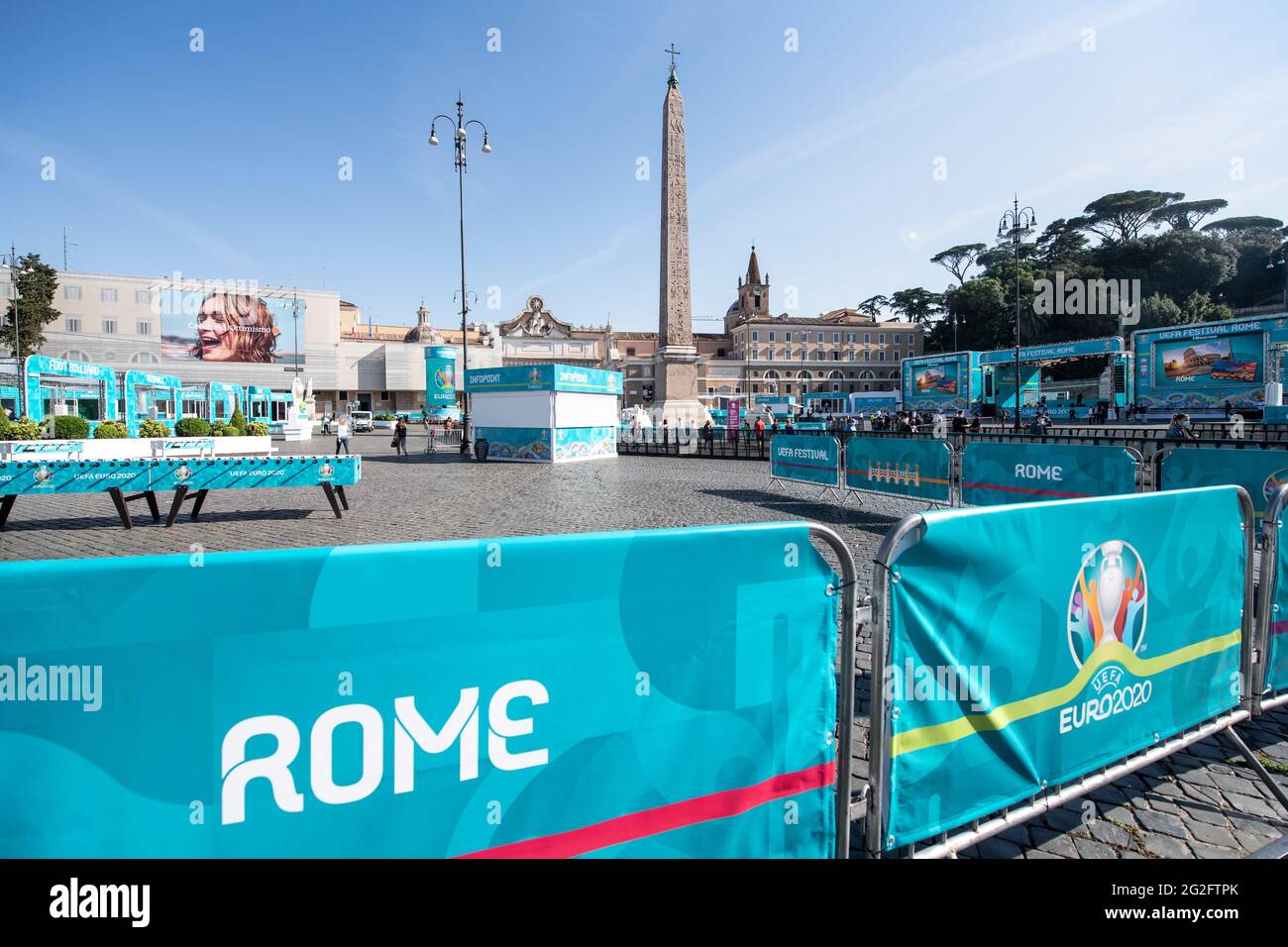 Rom, Italien. Juni 2021. Auf der Piazza del Popolo kann man das noch nicht eröffnetes „Football Village - UEFA Festival Romee“ sehen. Das Festival, bei dem Spiele ausgestrahlt werden, Musiker spielen und Unterhaltung geboten wird, beginnt mit dem ersten Spiel der Europameisterschaft am Abend. Die Fußball-Europameisterschaft beginnt am 11. Juni in Romee mit dem Eröffnungsspiel zwischen der Türkei und Italien. Quelle: Matthias Balk/dpa/Alamy Live News Stockfoto