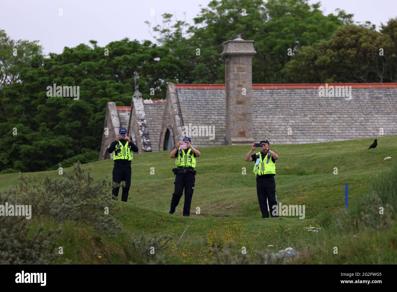 Polizeibeamte nutzen ihre Handys in Falmouth, am Rande des G7-Gipfels in Cornwall, Großbritannien, 11. Juni 2021. REUTERS/Tom Nicholson Stockfoto