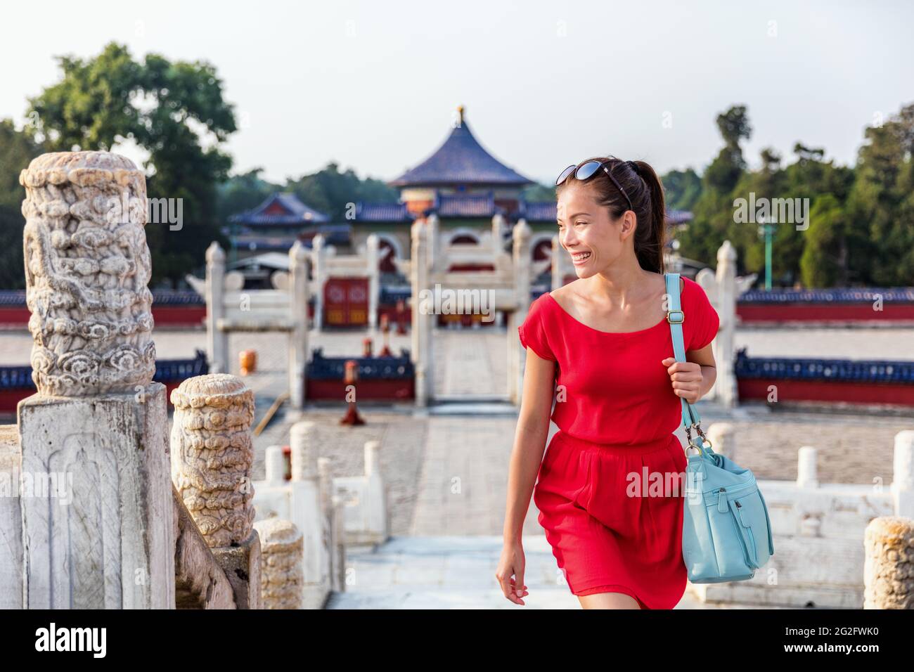 Asiatische kaukasische junge Frau, die den kreisförmigen Hügelaltar besucht, der Teil des Himmelstempels ist, das in Peking, china, zu sehen ist. Berühmte Touristenattraktion in Stockfoto