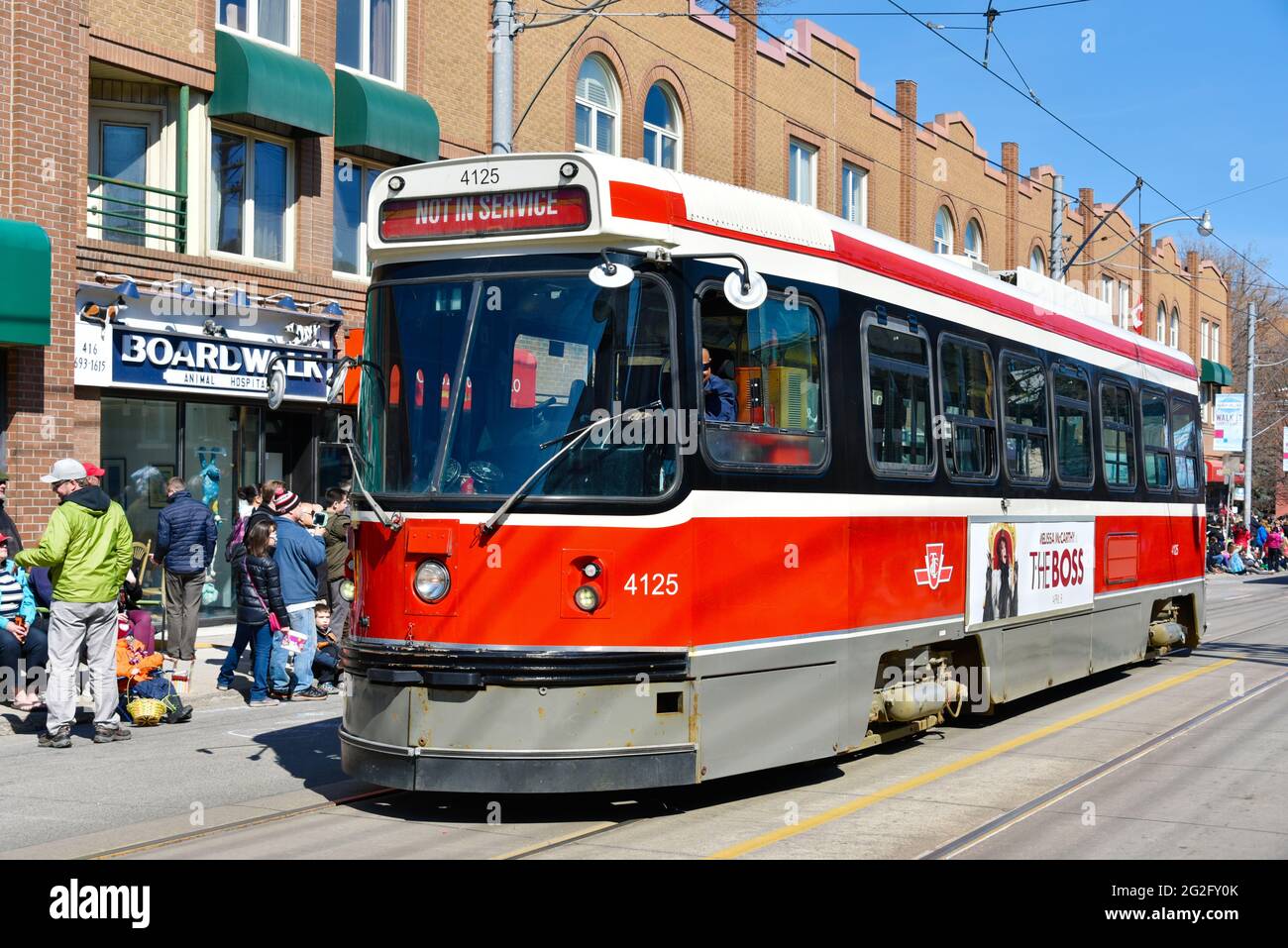 Toronto 2016 Beaches Lions Club Easter Parade: Alte TTC-Straßenbahnen. Die Parade feiert ihren 50. Jahrestag in der Queen Street East während des Ostermondes Stockfoto