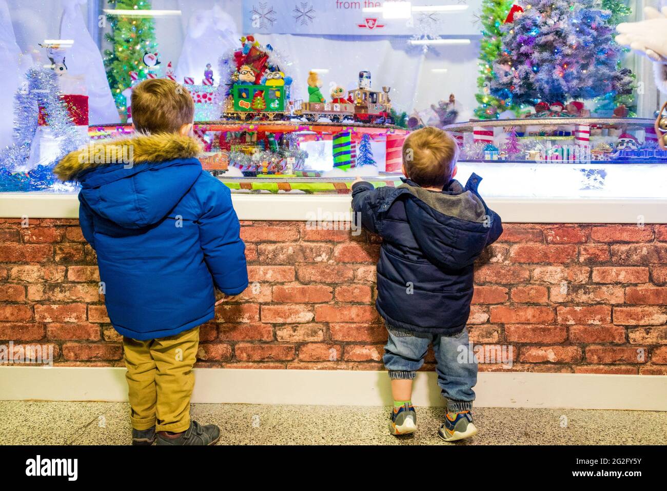 Toronto TTC eröffnet spektakuläre Weihnachts-Zugvorführen, erstellt von pensionierten TTC-Mitarbeiter Bill Marushiak. Dieses bewegungsaktive Display ist ein alljährliches Vergnügen, Stockfoto