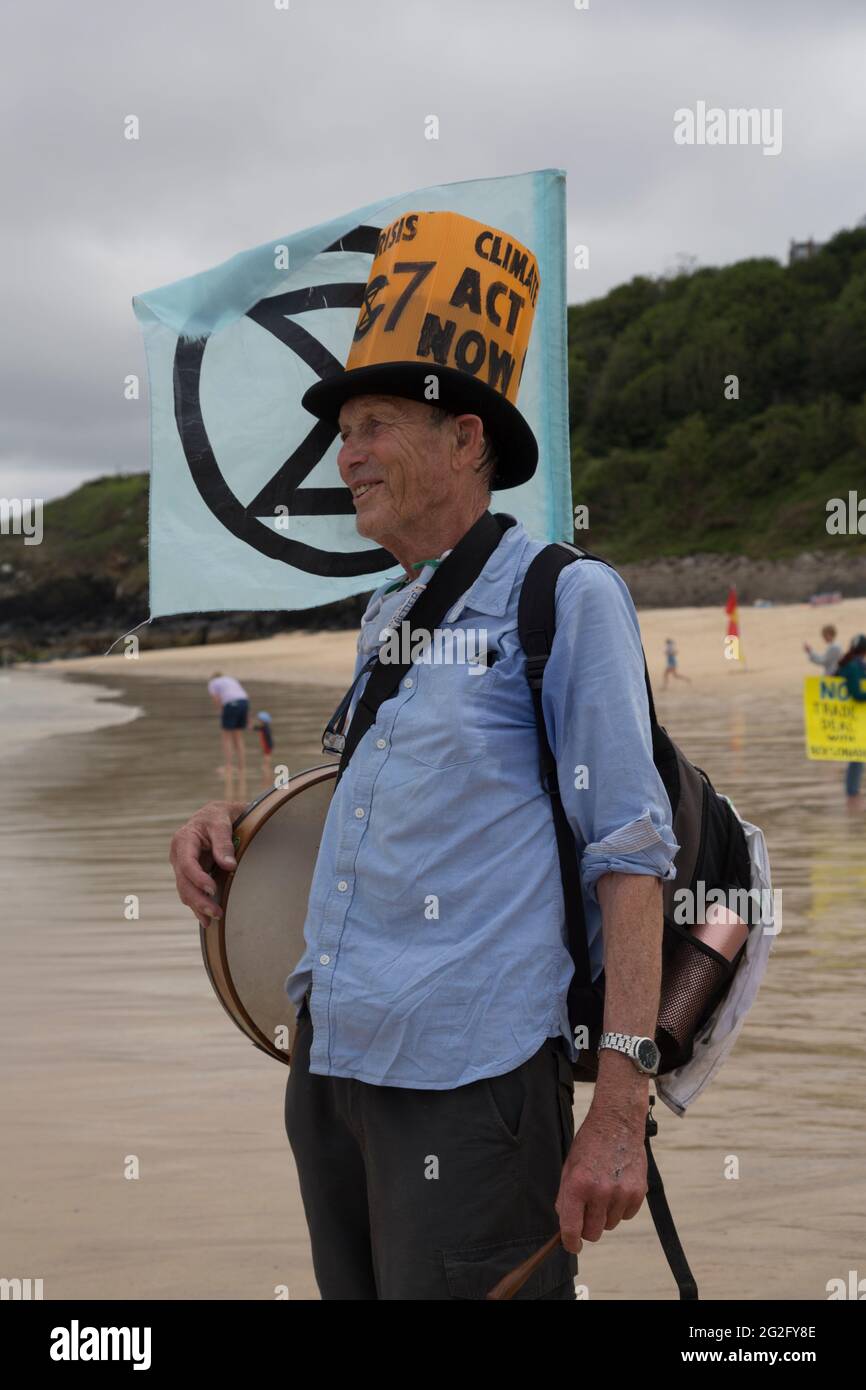 St Ives, Großbritannien. Juni 2021. Der 79-jährige Frank nimmt am Extinction Rebellion Protest am Porthminster Beach während des G7-Gipfels Teil. Kredit: Sarah Peters/Alamy Live Nachrichten Stockfoto