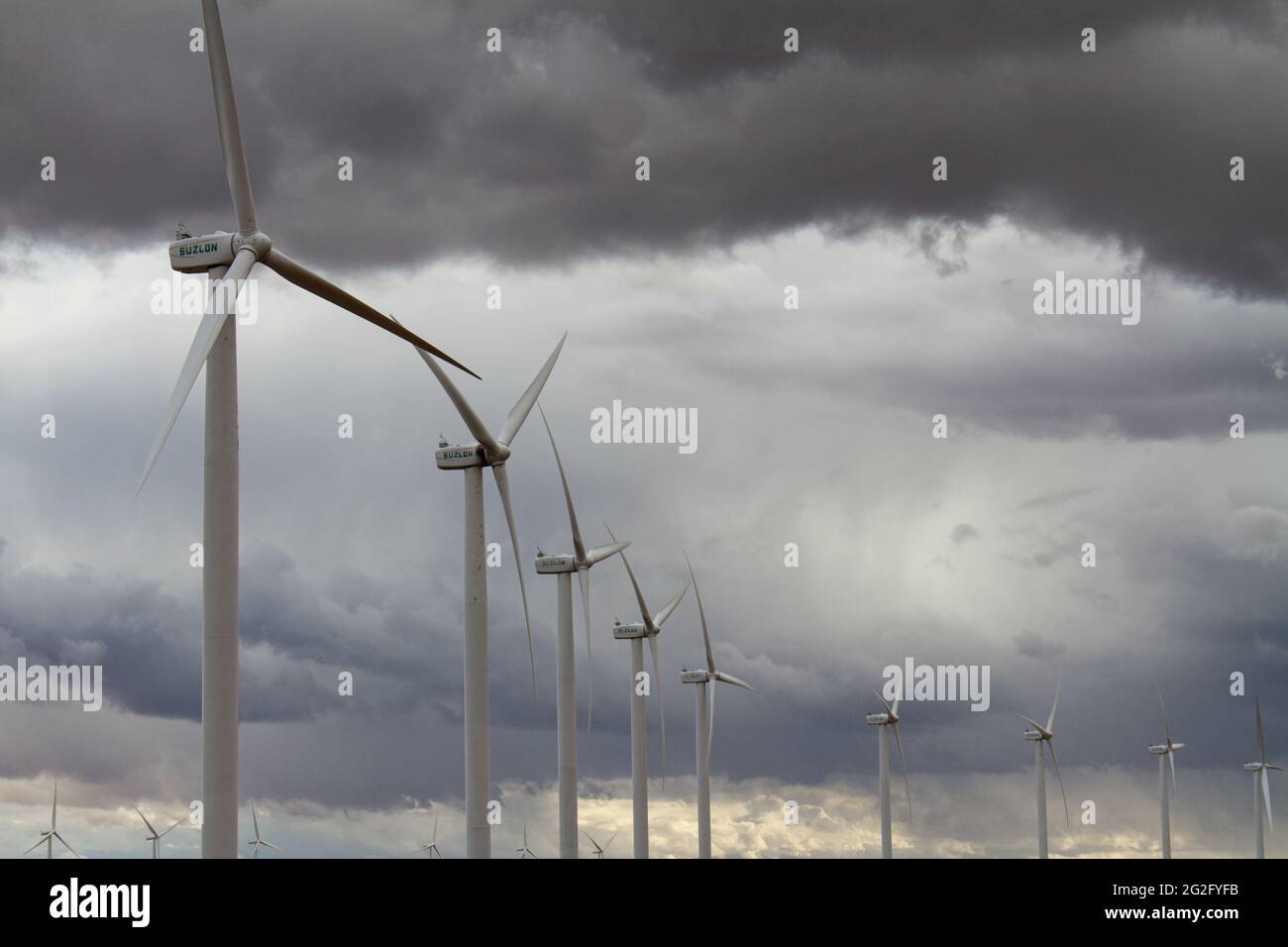 Windgeneratoren bei der Arbeit, die Strom erzeugen Stockfoto