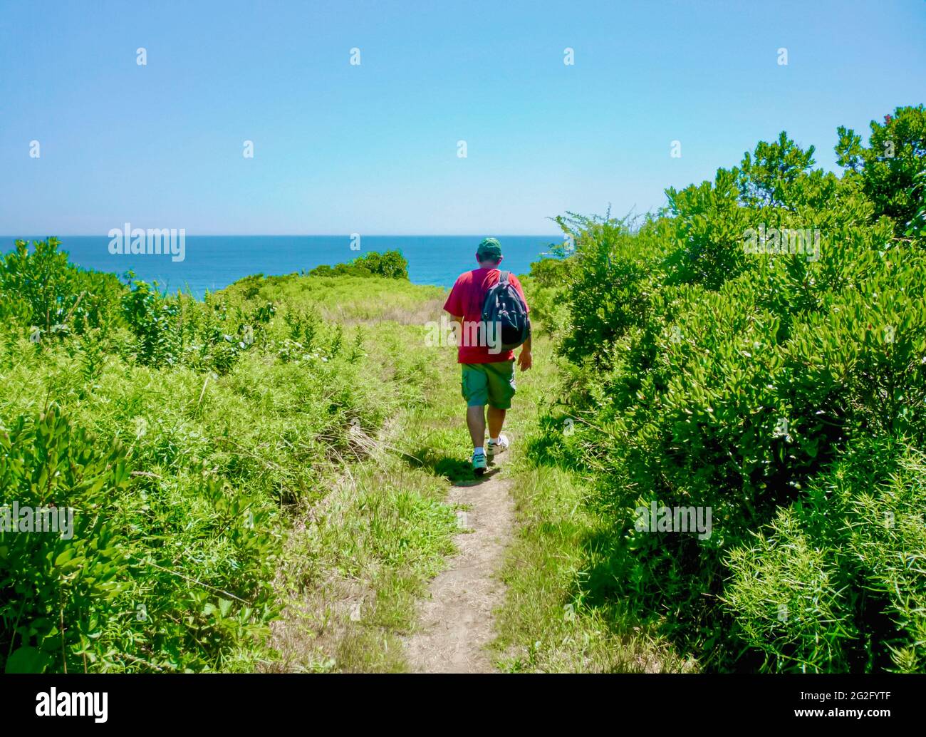 Ein Wanderer, der Block Island erkundet. Speicherplatz kopieren. Rhode Island, USA. Stockfoto