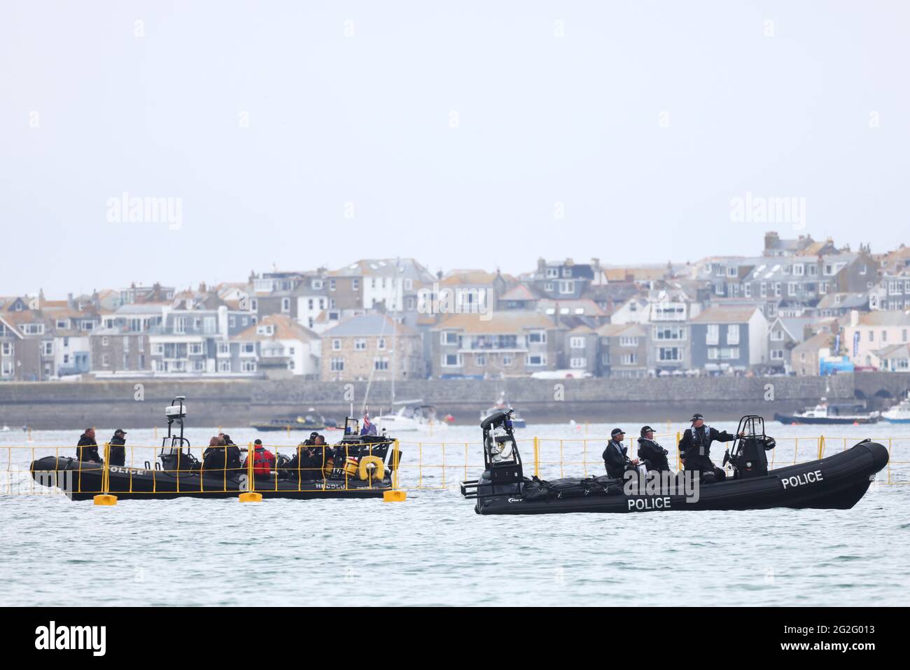 Polizeiboote patrouillieren in Carbis Bay am Rande des G7-Gipfels in Cornwall, Großbritannien, 11. Juni 2021. REUTERS/Tom Nicholson Stockfoto