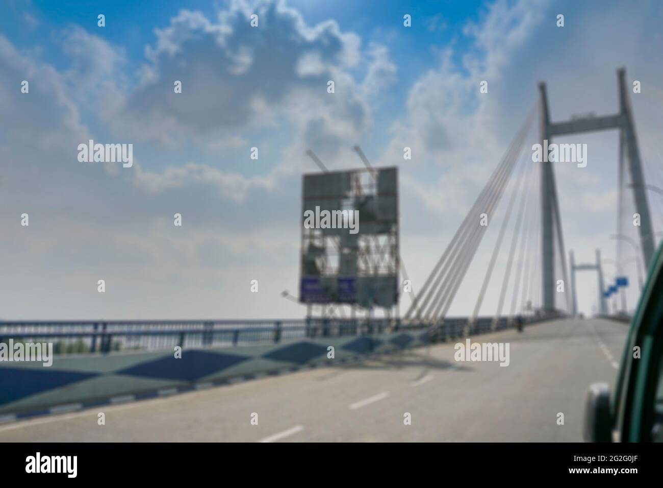 Das verschwommene Bild eines Schildes mit „Save life, drive slow“ in bengalischer Sprache ist in Amphan, einem Superklon, der viele de verursacht hat, zerrissen und beschädigt Stockfoto