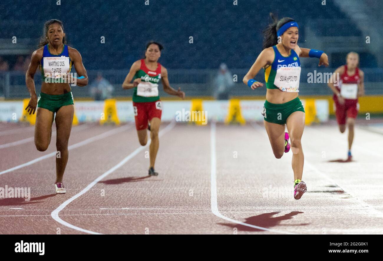 Die brasilianische Athletin Veronica Silva Hipolito reagierte nach dem Überqueren der Ziellinie während der Parapan American Games 2015. Die 2015 Parapan American Stockfoto