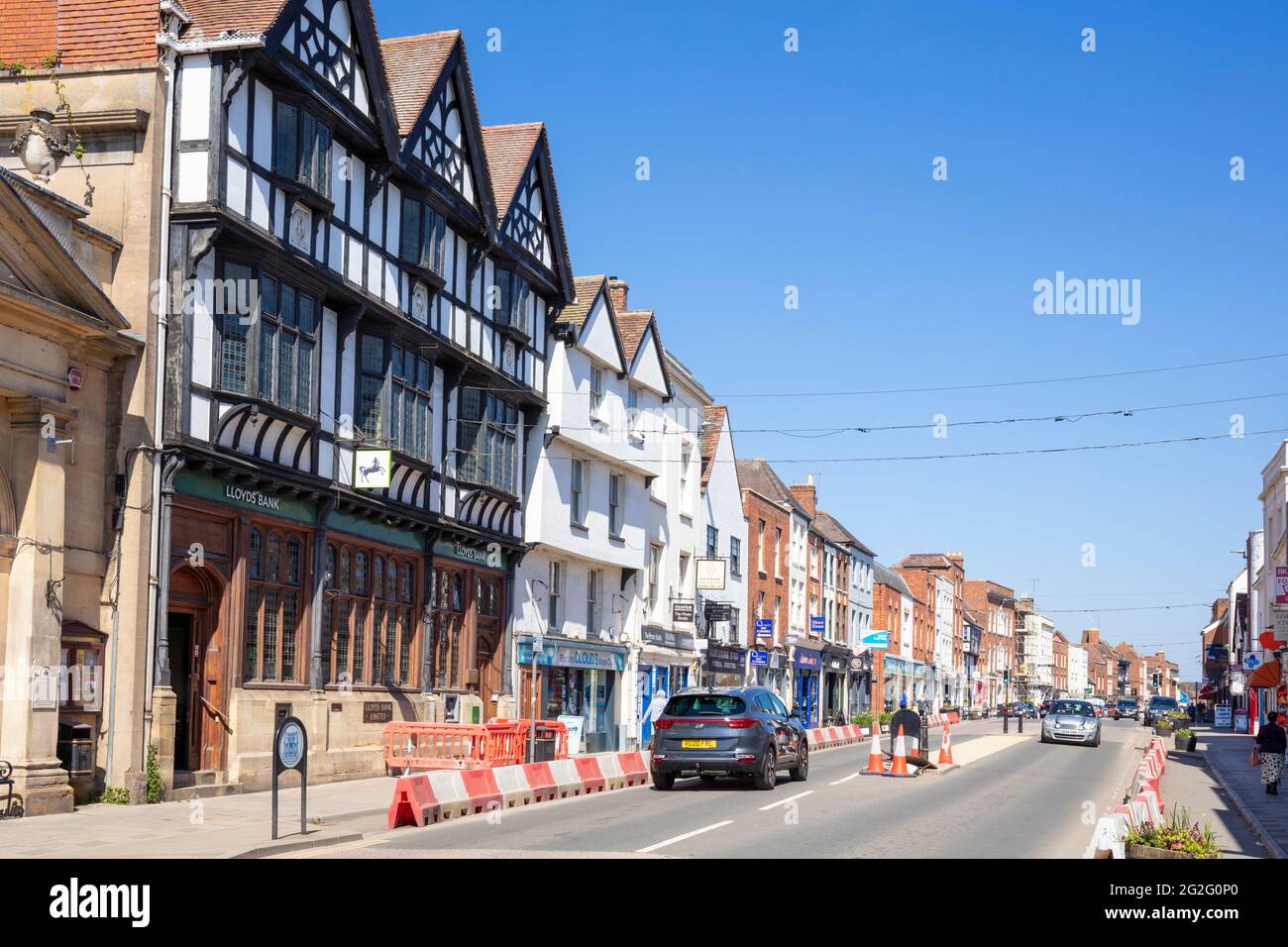 Tewkesbury High Street mit Geschäften im Stadtzentrum und mittelalterlichen Gebäuden Tewkesbury, Gloucestershire, England, GB, UK, Europa Stockfoto