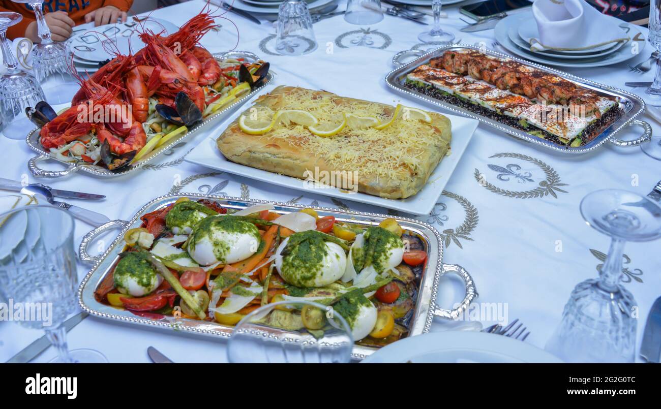 Marokkanischer Fischkuchen mit Beilagen.BeschreibungPastilla ist eine nordafrikanische Küche Fleisch-oder Meeresfrüchte-Kuchen mit warqa Teig gemacht Stockfoto