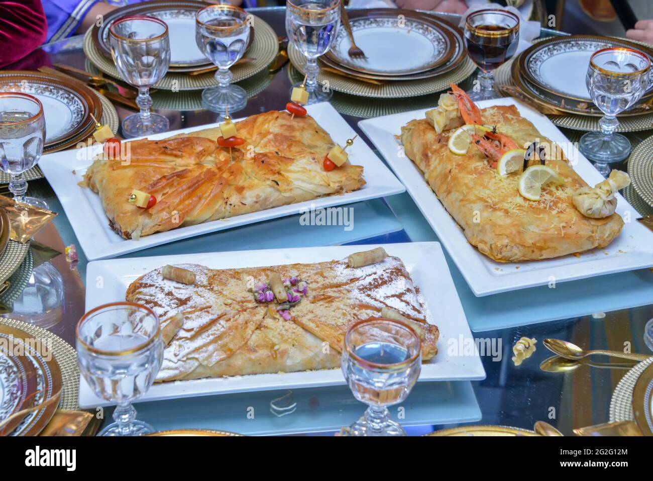 Marokkanisches Essen. Drei marokkanische Fischpasteten (pastilla). Das Essen wurde während der Hochzeit serviert Stockfoto