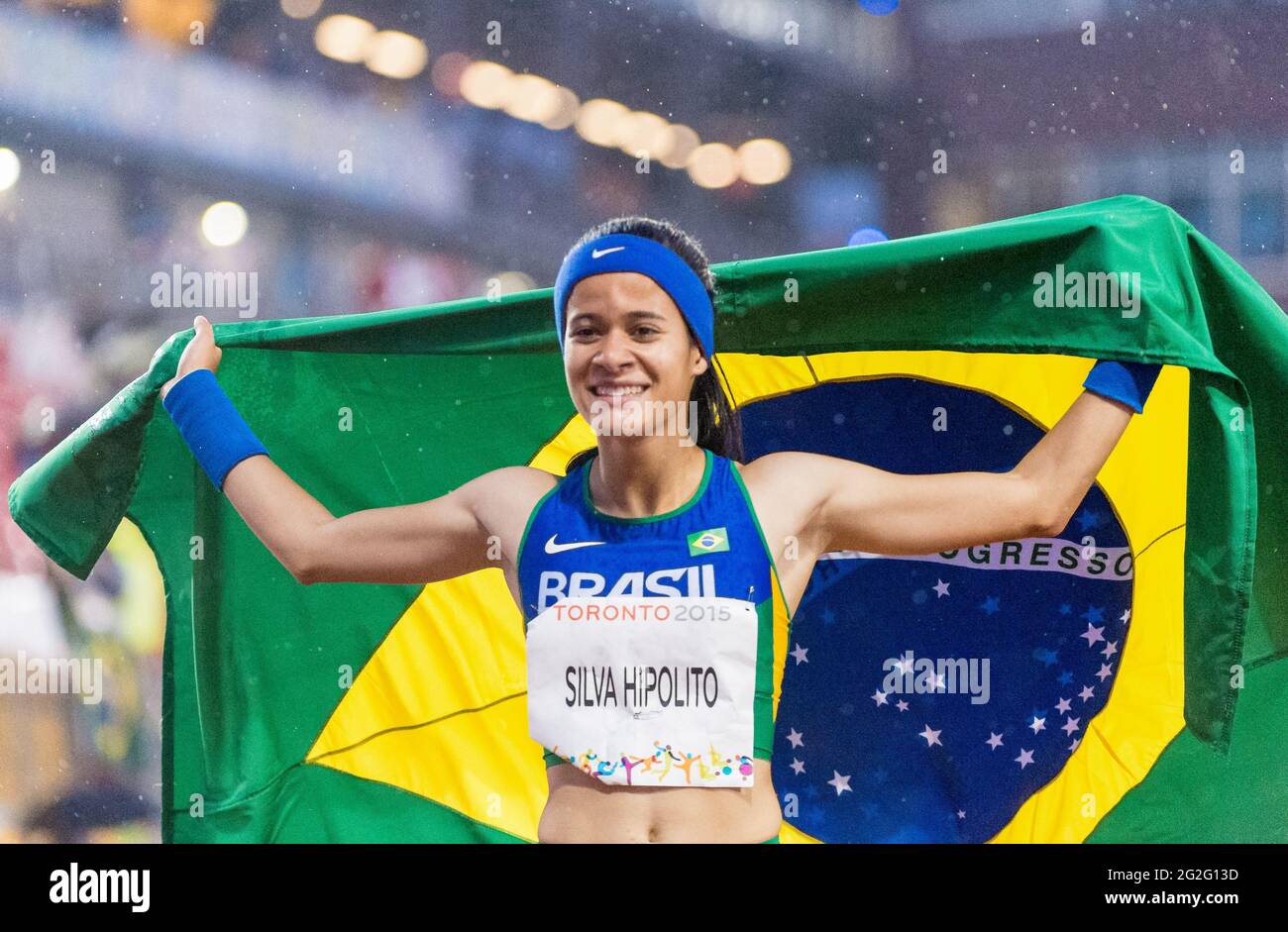 Die brasilianische Athletin Veronica Silva Hipolito freute sich über den Sieg des Events, indem sie während des Parapan American G 2015 die brasilianische Nationalflagge hielt Stockfoto