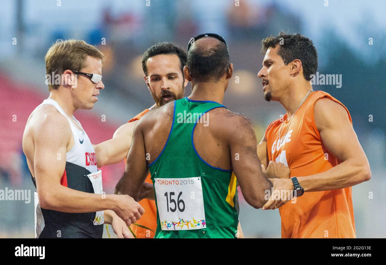 Sportler aus Brasilien und den USA wurden mit ihren Führern visuell herausgefordert und interagierte bei den Parapan American Games 2015 miteinander. Die 2015 Parapan A Stockfoto