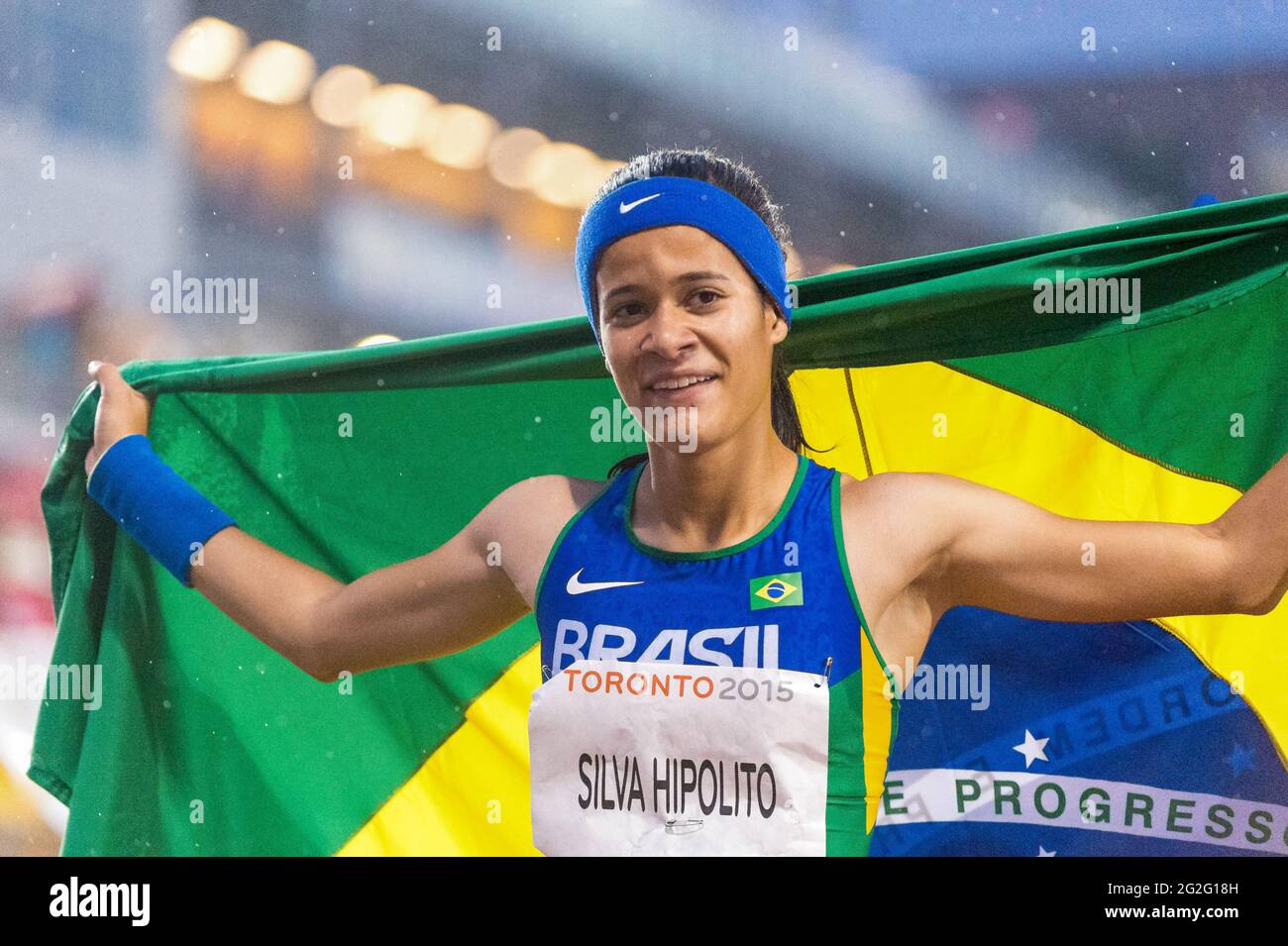 Die brasilianische Athletin Veronica Silva Hipolito freute sich über den Sieg des Events, indem sie während des Parapan American G 2015 die brasilianische Nationalflagge hielt Stockfoto