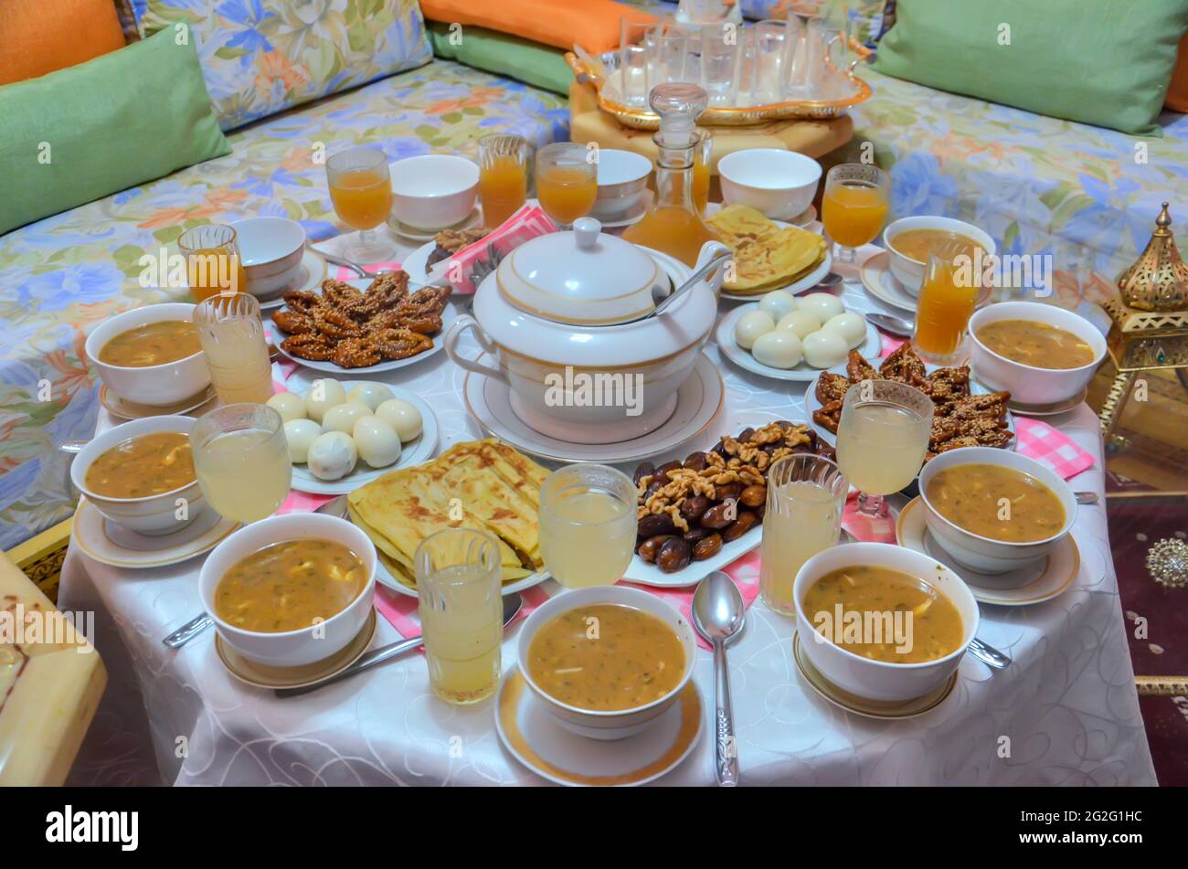 Schüssel mit marokkanischer Harira-Suppe, Chebakia, Datteln für Iftar Stockfoto