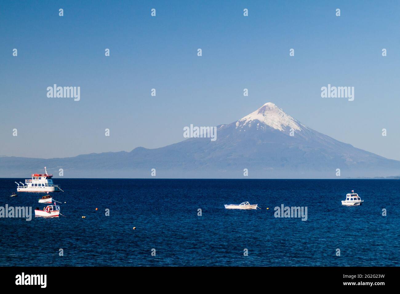 Blick auf den Vulkan Osorno über dem See Llanquihue, Chile Stockfoto