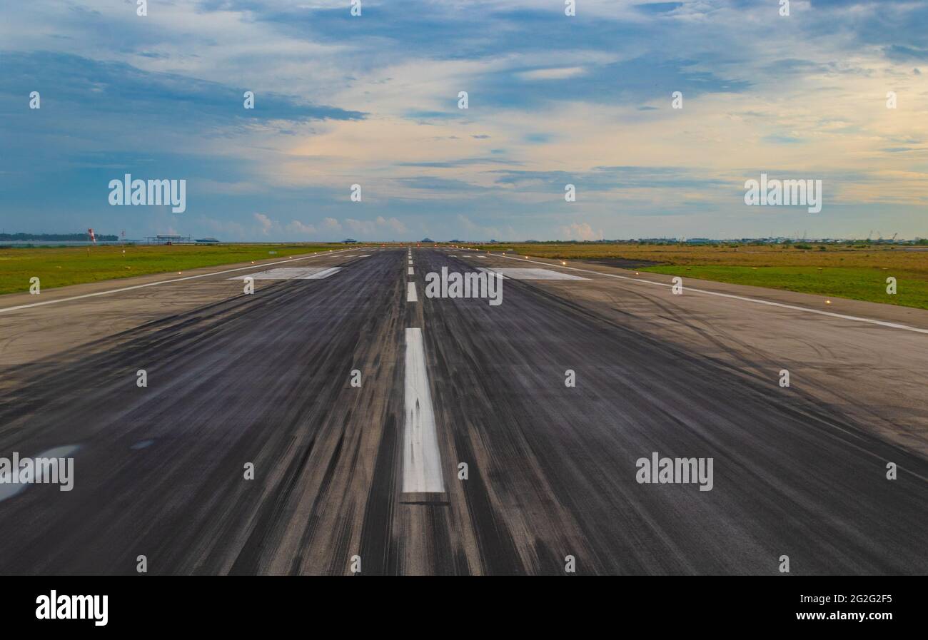 Flughafenpiste mit vielen Spuren von Landungen Velana International Airport, Male, Malediven, Mai 2021 Stockfoto