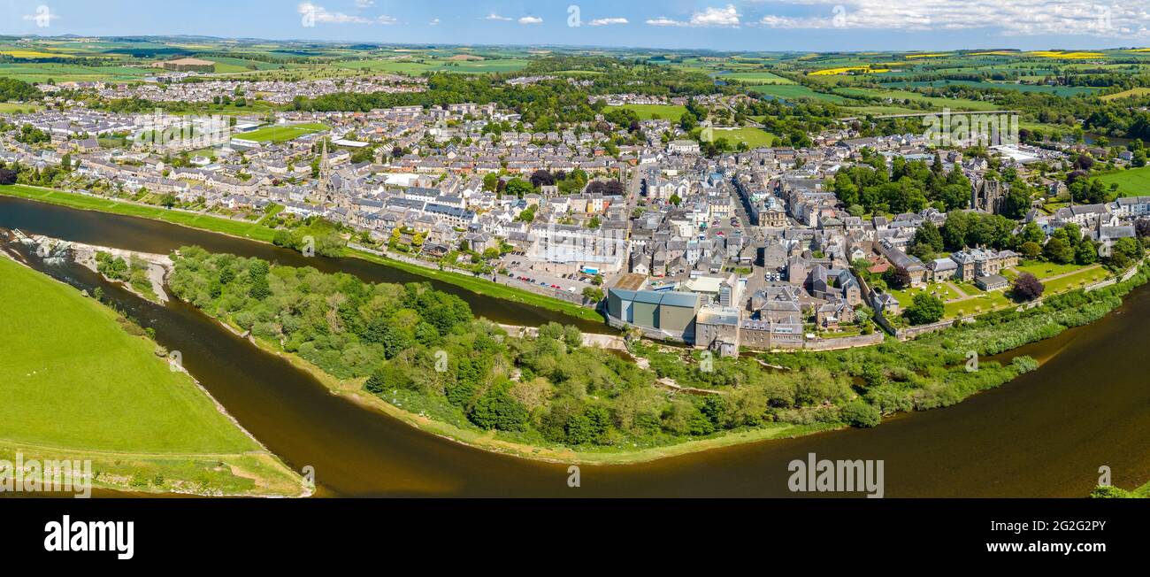 Luftaufnahme von der Drohne der Stadt Kelso neben dem River Tweed in Kelso, Scottish , Borders, Scotland, UK Stockfoto