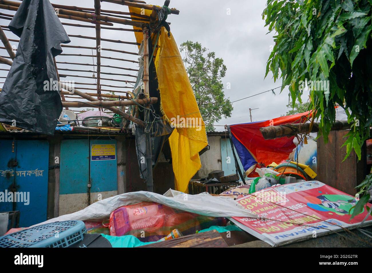 Howrah, Westbengalen, Indien - 21.. Mai 2020 : der Super-Wirbelsturm Amphan zerstörte die Geschäfte und beschädigte die meisten Gebäude schwer. Stockfoto
