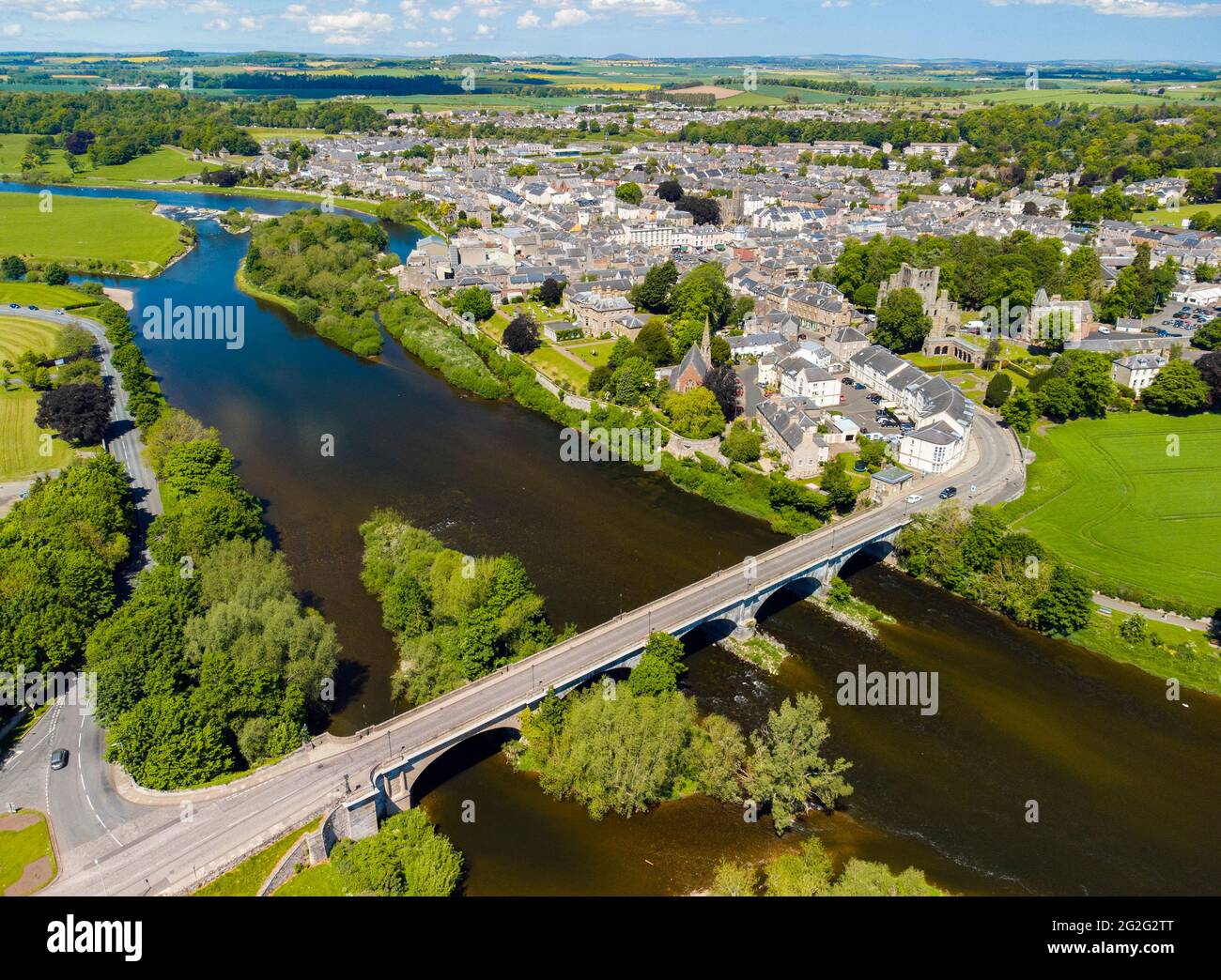 Luftaufnahme von der Drohne der Stadt Kelso neben dem River Tweed in Kelso, Scottish , Borders, Scotland, UK Stockfoto