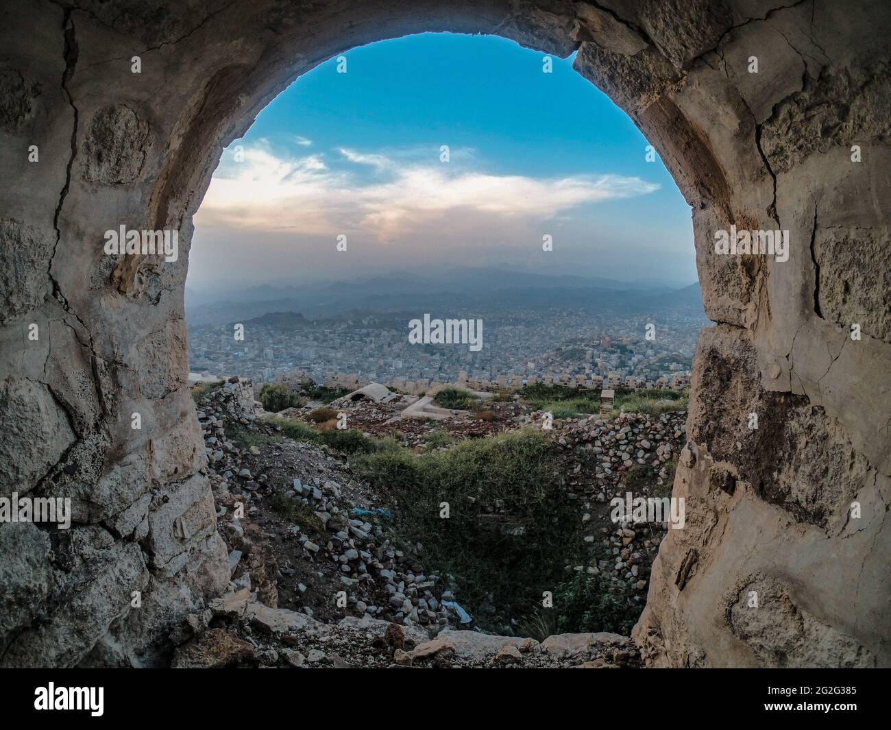 Taiz Jemen - 06 Sep 2018 : große Zerstörung in der historischen Zitadelle Al-Qahera durch den Krieg in der Stadt Taiz, Jemen Stockfoto