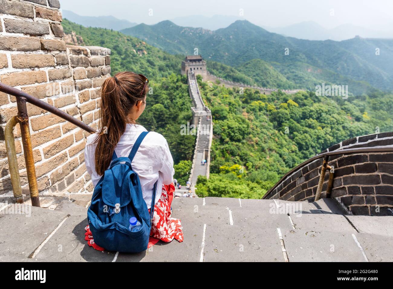 Große Mauer von china. Tourist auf Asien reisen Blick auf die chinesische Landschaft sitzen entspannen auf berühmten chinesischen Touristenziel und Attraktion in Stockfoto