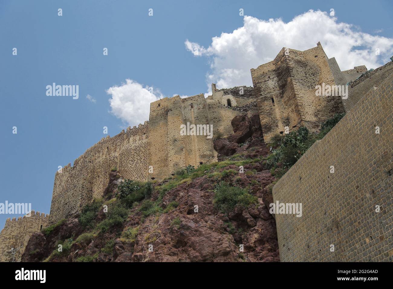 Ein Teil der Ruinen der historischen Burg (Kairo) wegen des Krieges in der Stadt Taiz, Jemen. Stockfoto