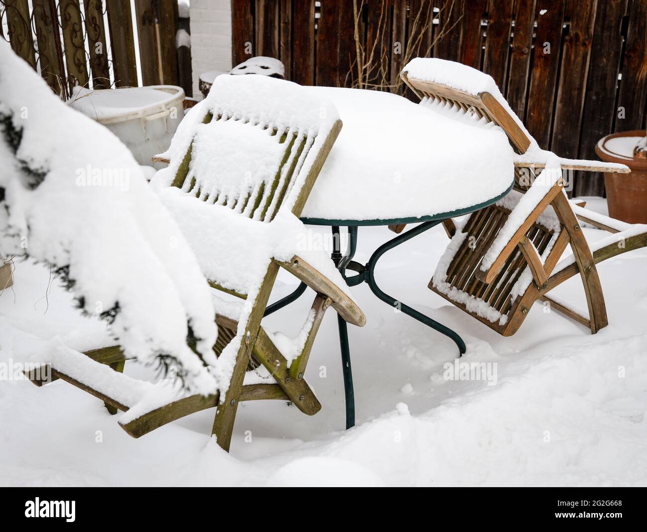 Holzgartenstühle im Schnee Stockfoto