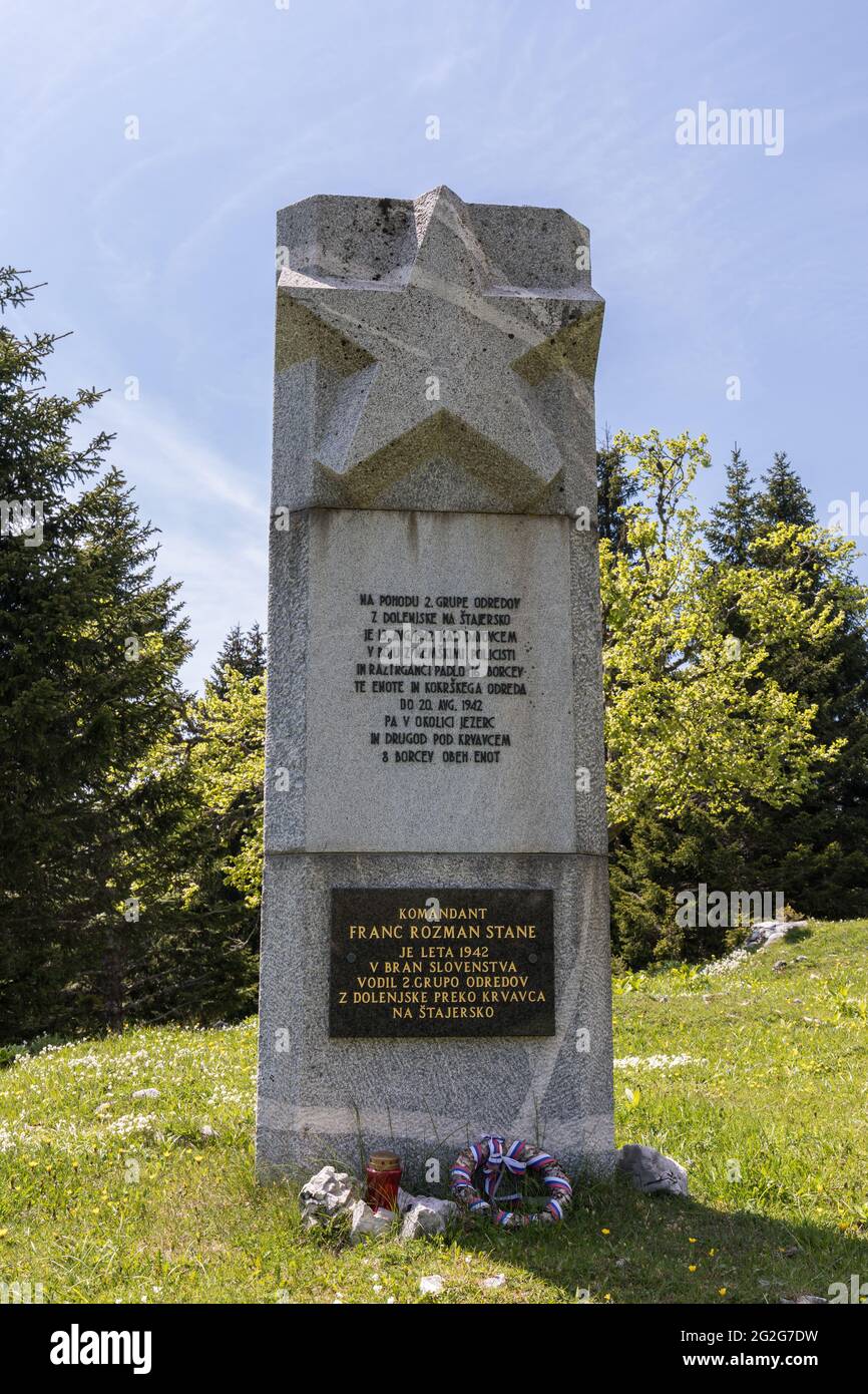 Denkmal für gefallene Partisanen im Zweiten Weltkrieg - Planina Jezerca, Krvavec, Slowenien Stockfoto