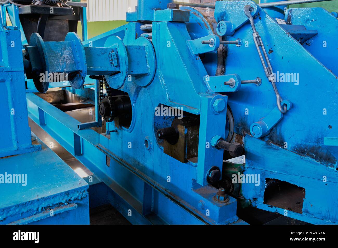 Große Zahnräder der blauen Agave Schleifmaschine, um Tequila zu produzieren Stockfoto