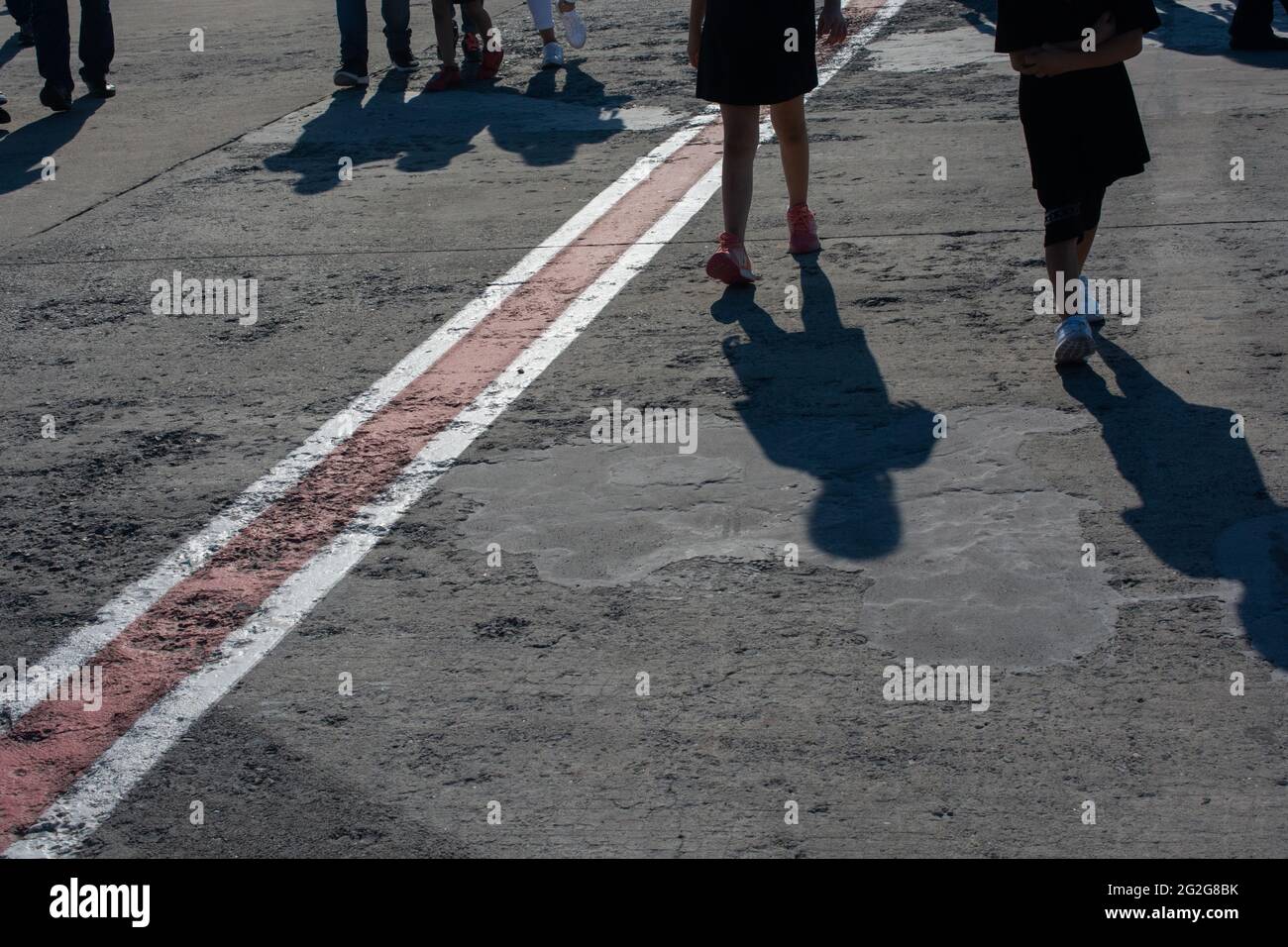 Füße von Wanderern auf einem konkreten Hintergrund im Blick Stockfoto