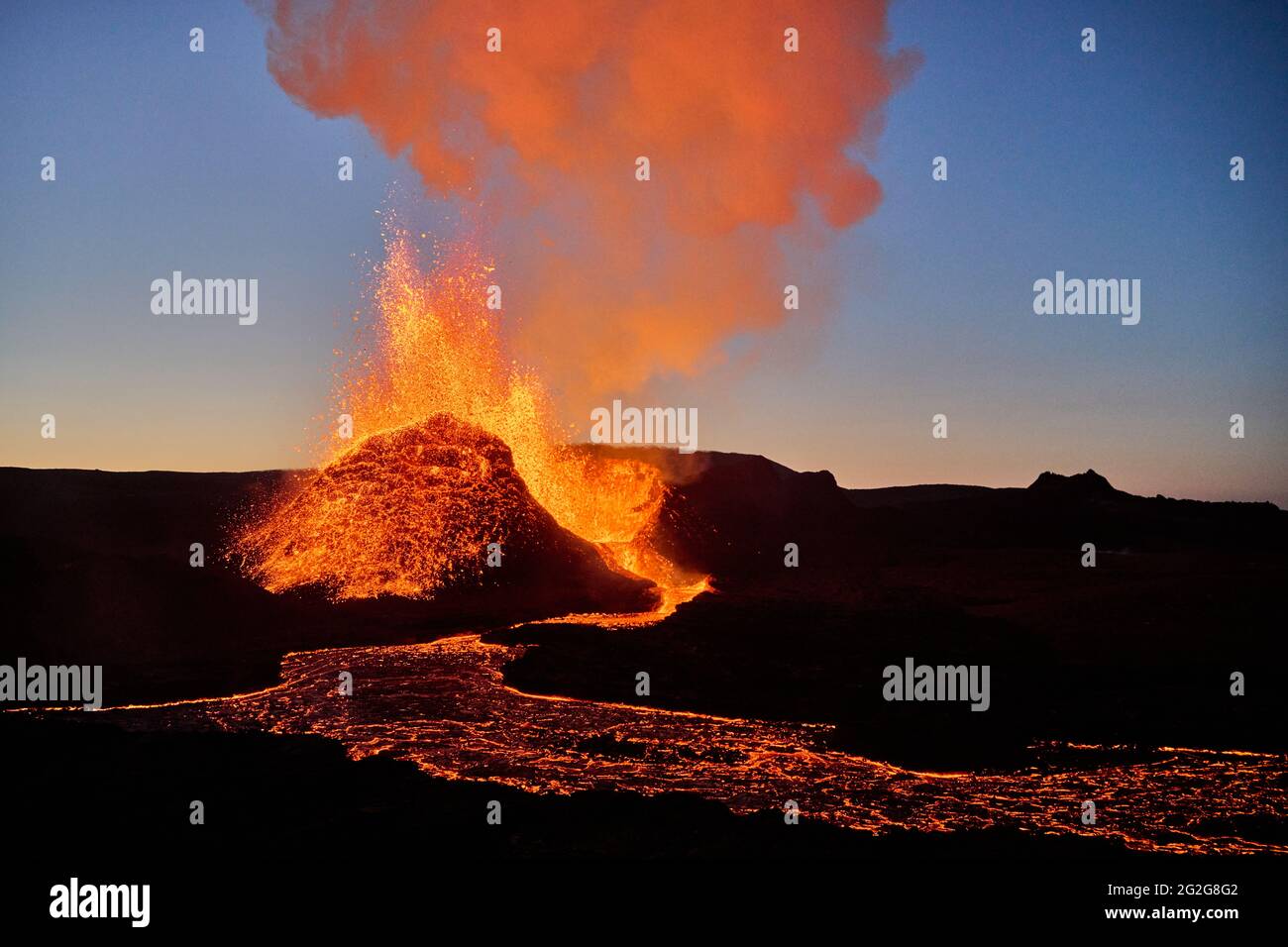 Heiße Lava, die vom vulkanischen Berg ausbricht Stockfoto
