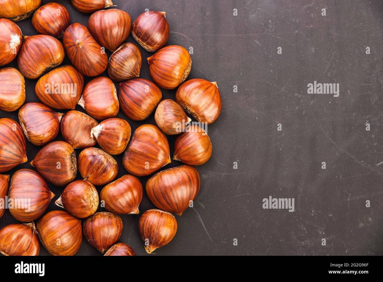 Reife Kastanien hautnah. Raw Kastanien für Weihnachten. Frische Kastanien. Stockfoto