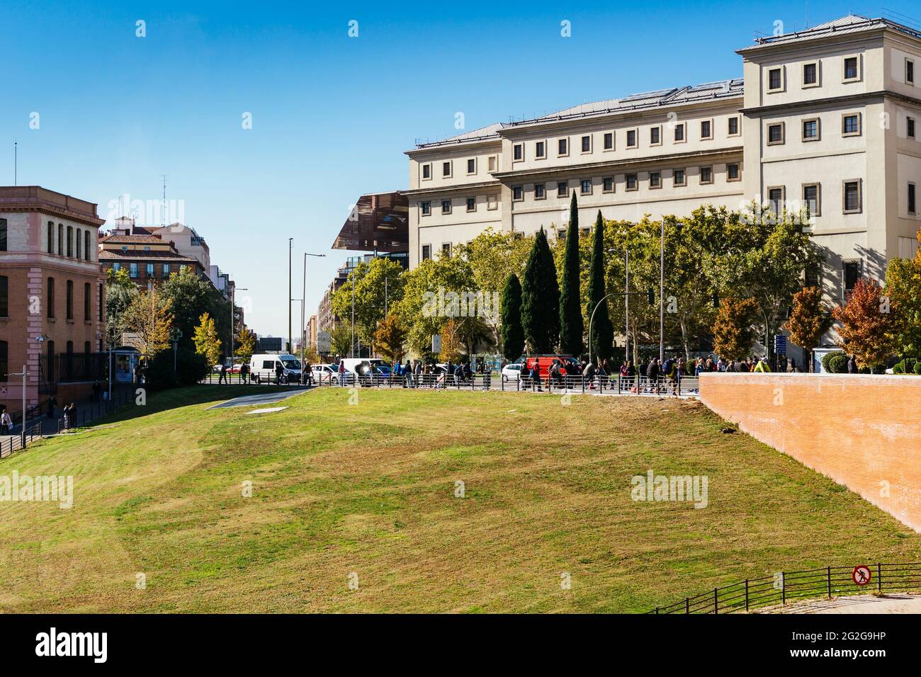 Blick von der Plaza del Emperador Carlos V. Museo Nacional Centro de Arte Reina Sofía, Queen Sofia National Museum Art Center, MNCARS, ist Spaniens Nati Stockfoto