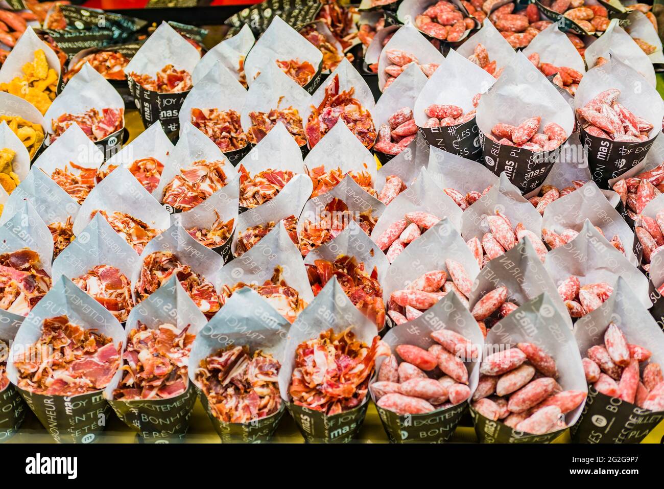 Kleine Zapfen, die ausgehärtete Schweinefleischprodukte enthalten. Spanische Tapas. Der Markt von San Miguel, Mercado de San Miguel, ist eine Markthalle in Madrid. Ori Stockfoto